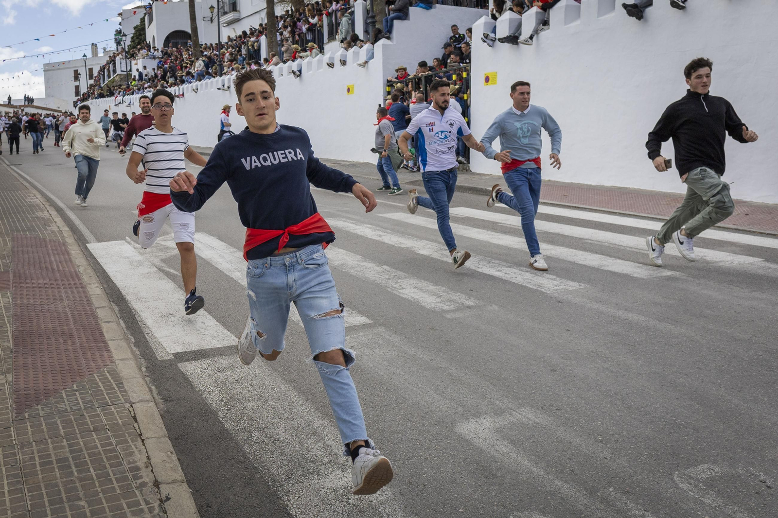 Las imágenes del Toro Embolao de Vejer 2025