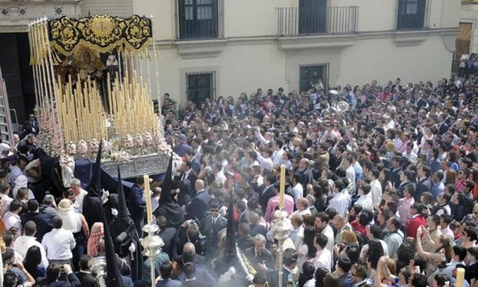 Salida de María Stma. de los Dolores.

Foto: Juan Carlos Váquez