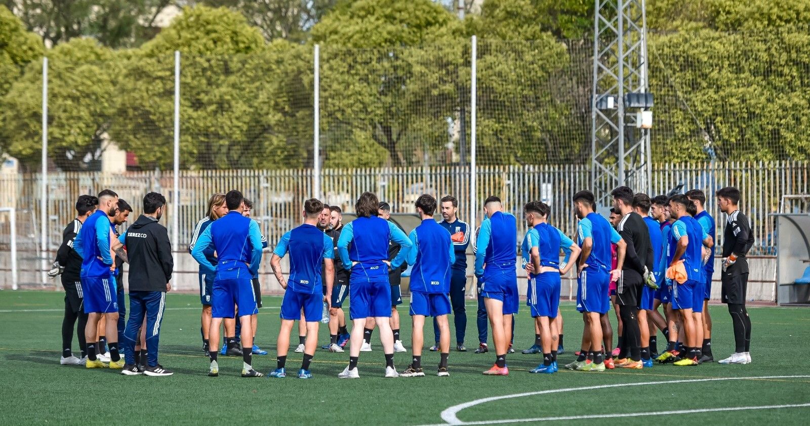 Los jugadores del Xerez CD escuchan a Checa en el entrenamiento previo al choque contra el Coria.