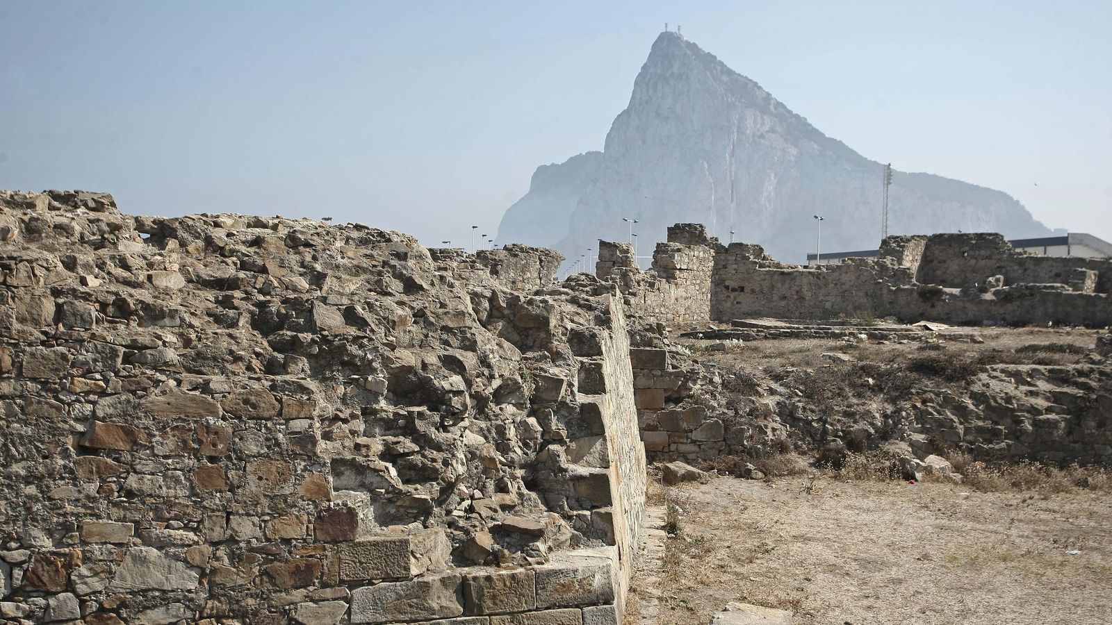 Restos del Fuerte de Santa  Barbara, en La Línea.