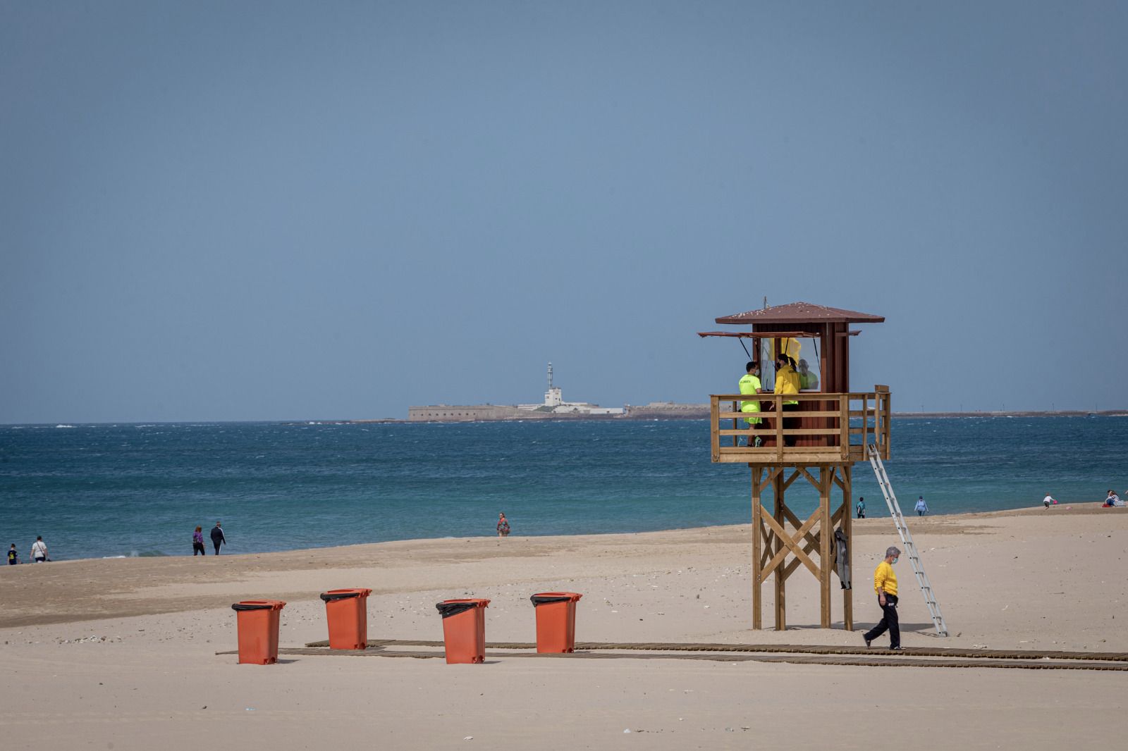 Torreta de vigilancia en una playa Victoria con apenas público paseando por la orilla.