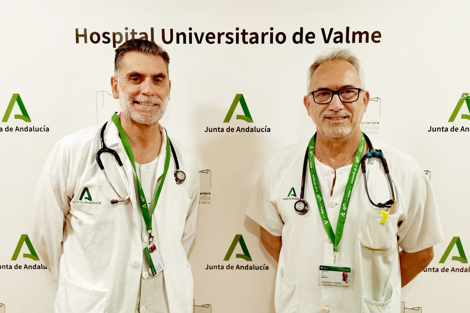 A la izquierda el el doctor Ángel Álvarez Márquez nombrado presidente y a la derecha el doctor Francisco Ruiz Romero nombrado vicepresidente.