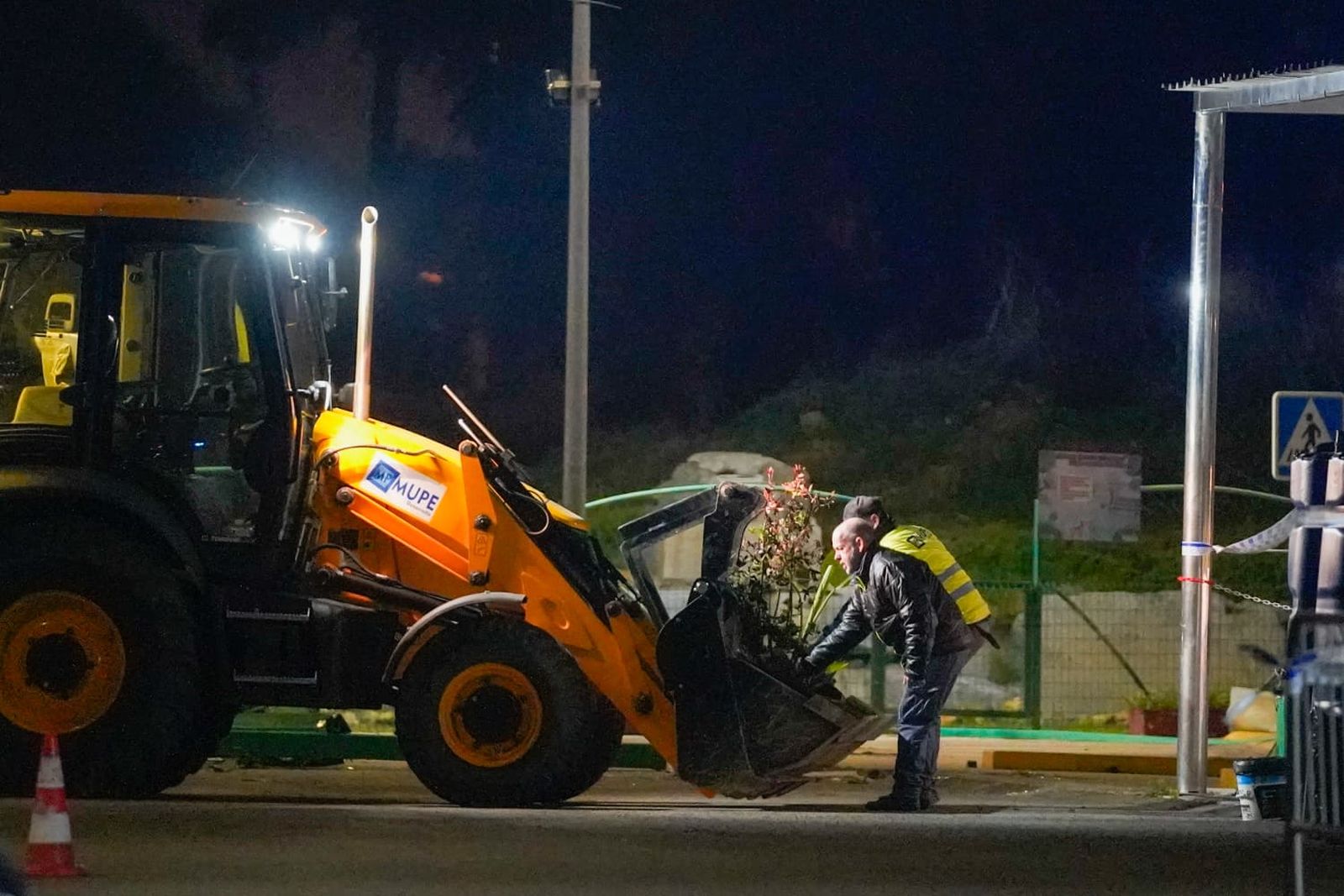 El derribo de la gasolinera de Alcosa, todas las fotos