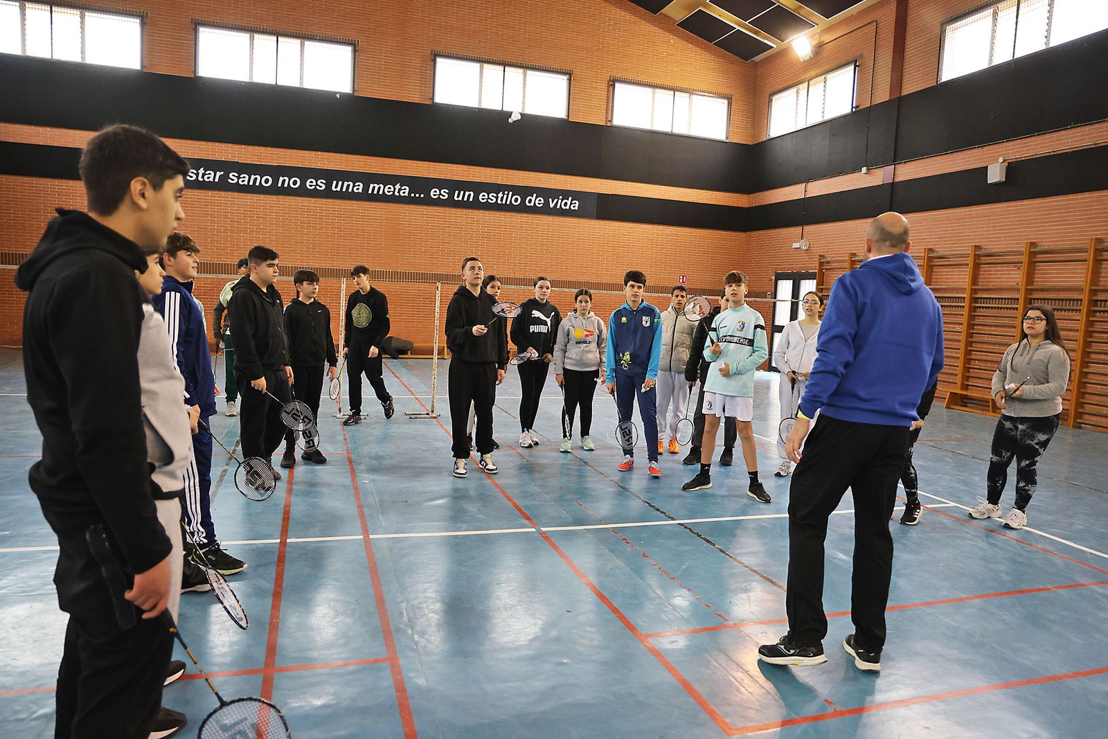 Exhibición práctica con alumnos y alumnas para promocionar el Campeonato de Europa de Bádminton en Huelva