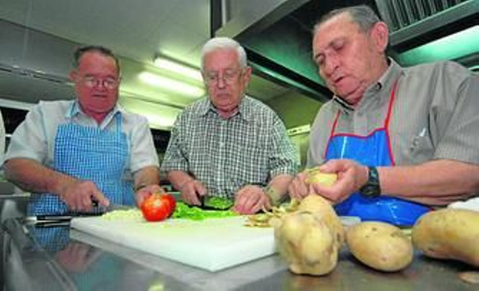 Participantes en un taller sobre cocina y nutrición.