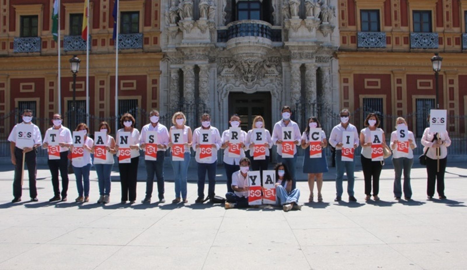 Protesta de la Federación de Enseñanza de USO ante la fachada del palacio de San Telmo.