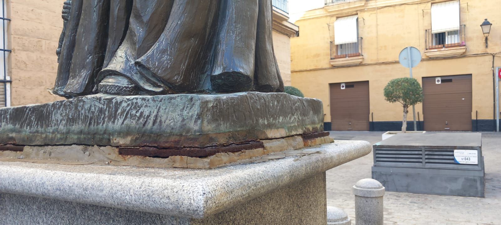 Base de la estatua de Santa Ángela de la Cruz, en la Plaza de Viudas de Cádiz.