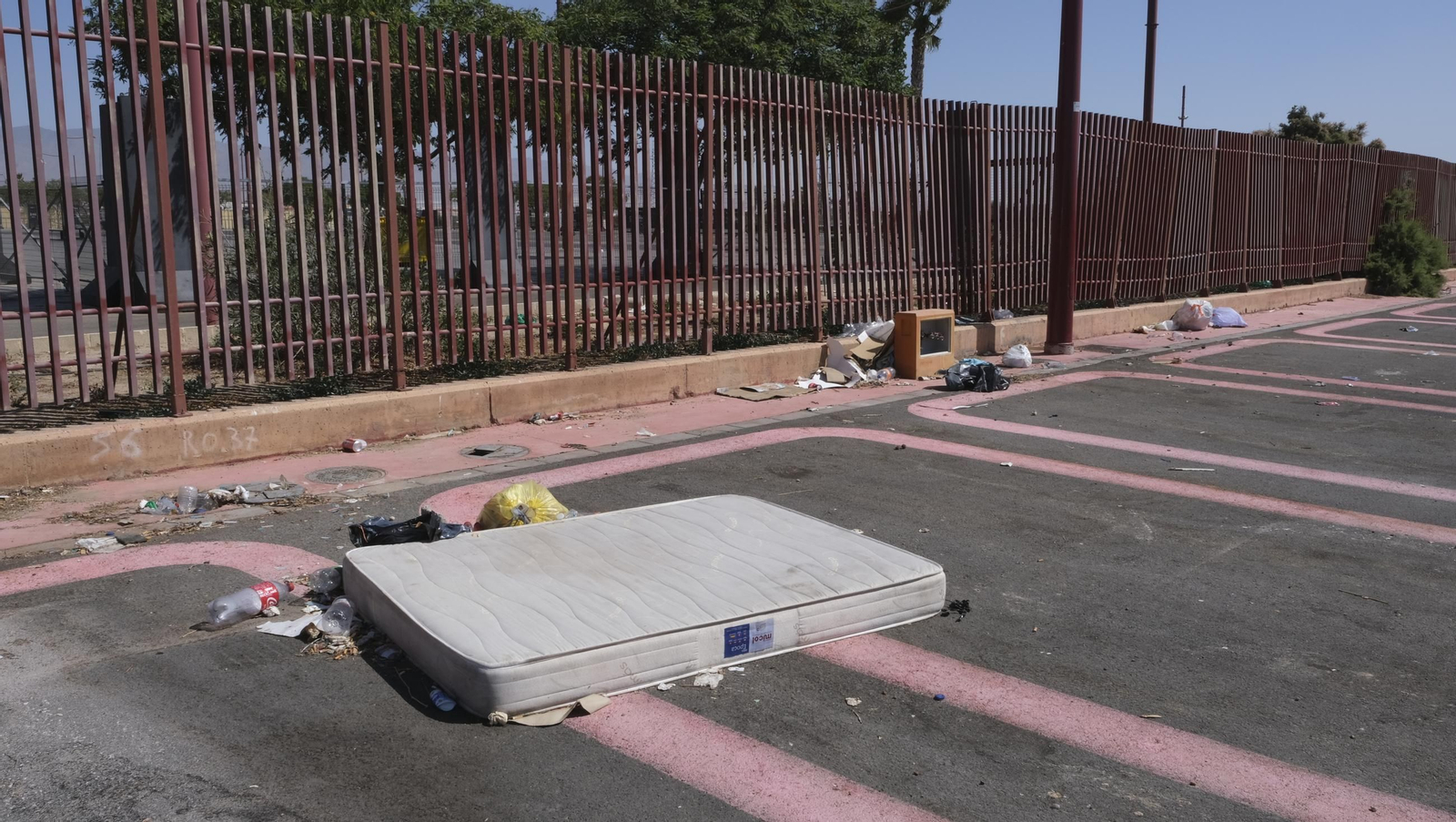 Fotos de la basura acumulada en el aparcamiento de los feriantes en la Vega de Acá