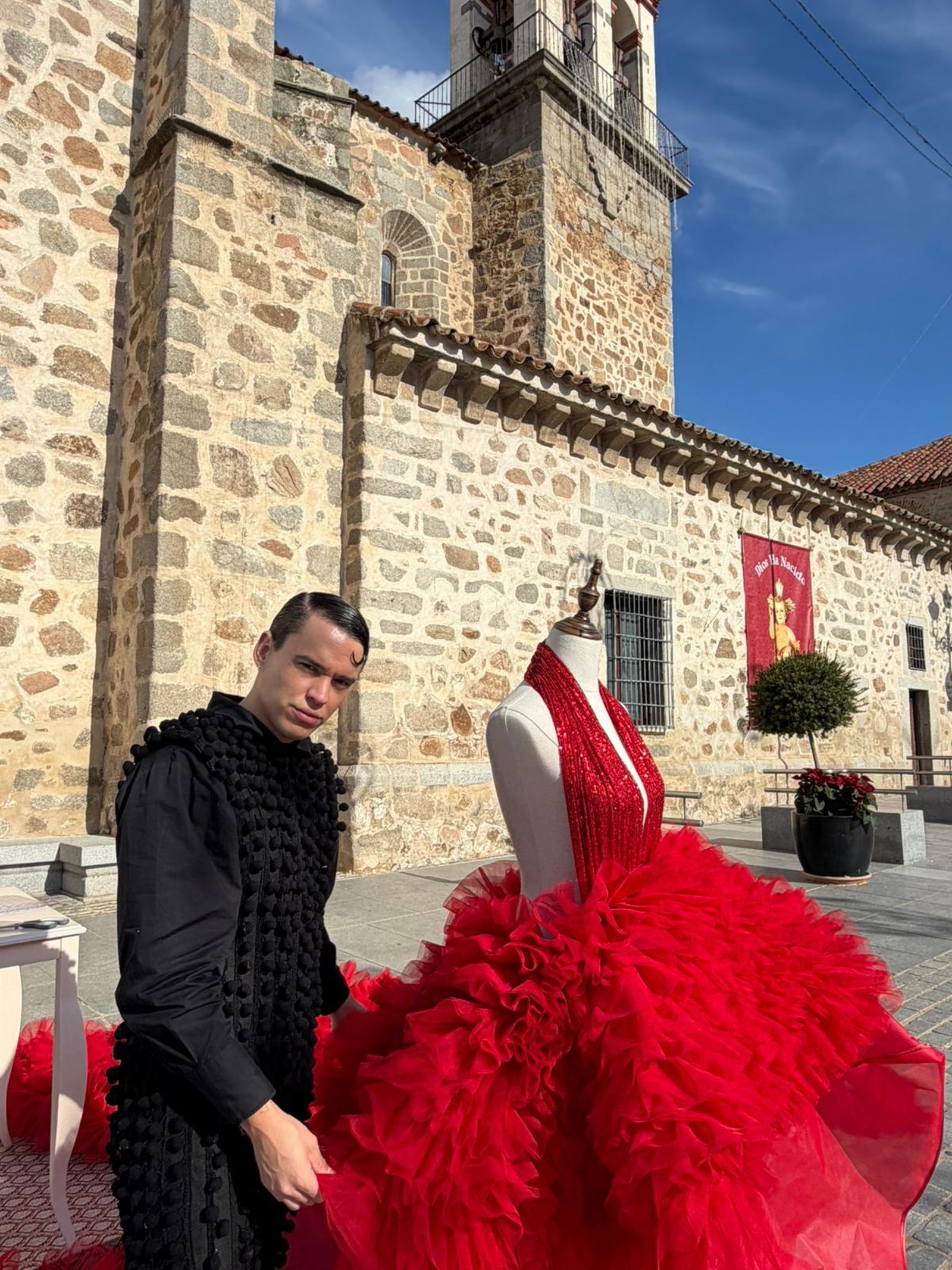 José Perea en Dos Torres con su diseño inspirado en un árbol de Navidad