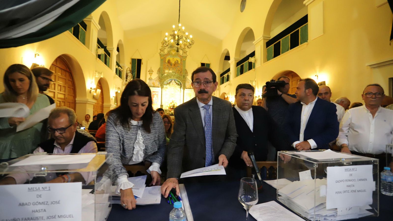 Votación en la Hermandad del Huelva para elegir a la hermana mayor del Rocío 2020. Votación en la Hermandad del Huelva para elegir a la hermana mayor del Rocío 2020.