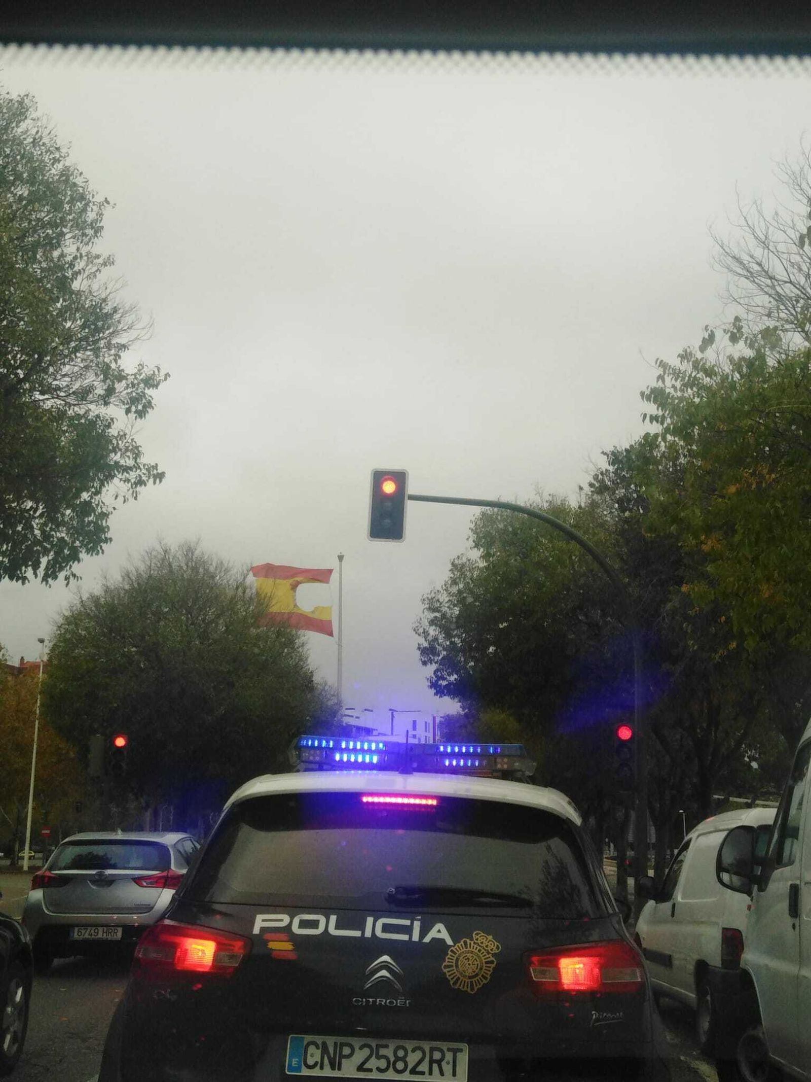 El fuerte viento en Sevilla destroza la bandera de la Glorieta Olímpica