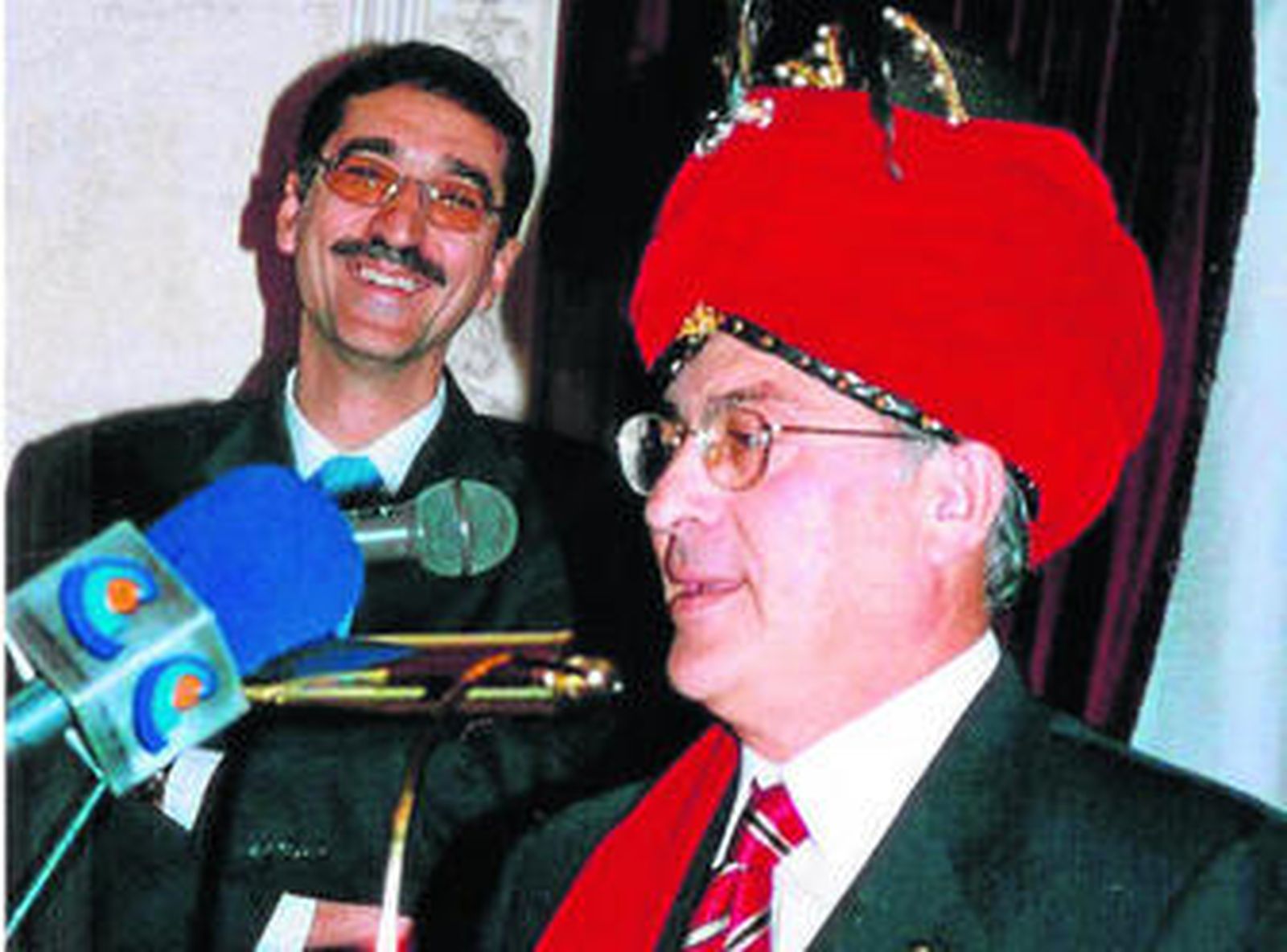 Paco Moya, en su proclamación como rey Baltasar de 2005, con el presentador del acto Juan Manzorro.