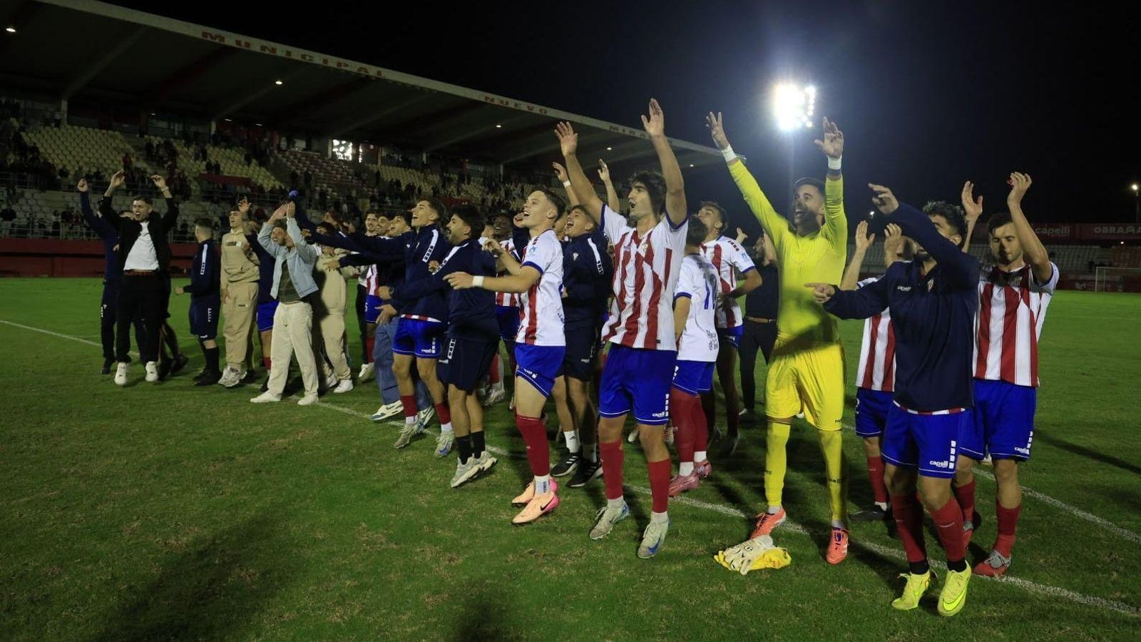 Los algeciristas celebran su victoria ante el Antequera en el Nuevo Mirador.