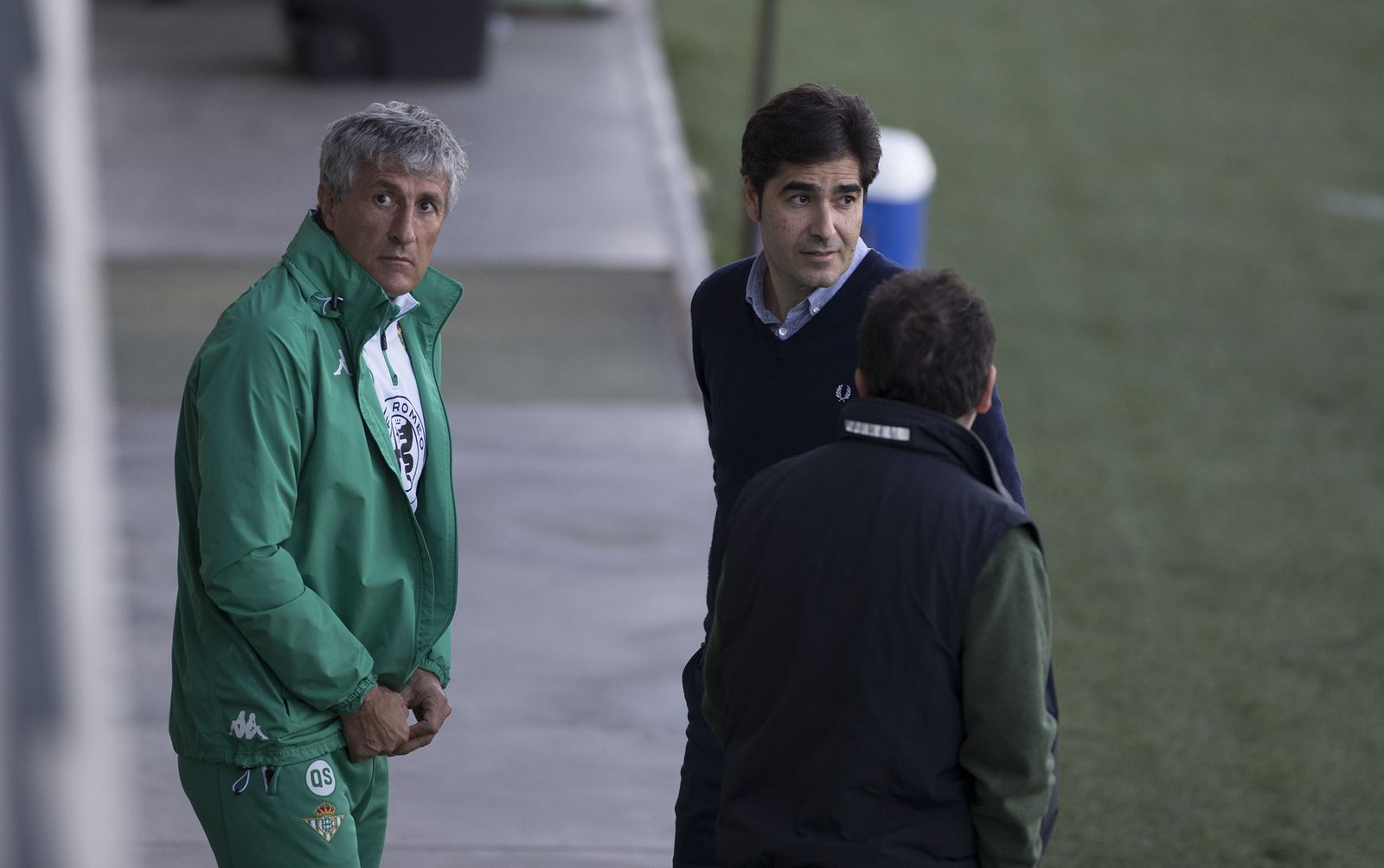 Setién dialoga con Haro y Catalán en un entrenamiento.