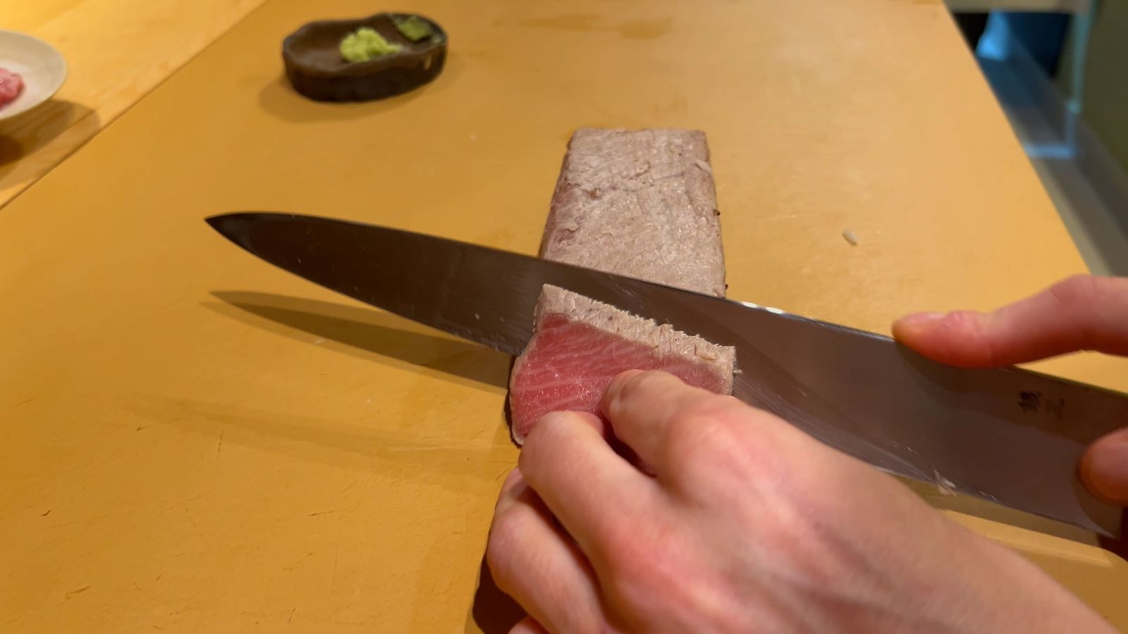 El preciso corte del sushi en Kinu, una técnica minuciosa que respeta la textura del pescado y realza cada matiz de sabor