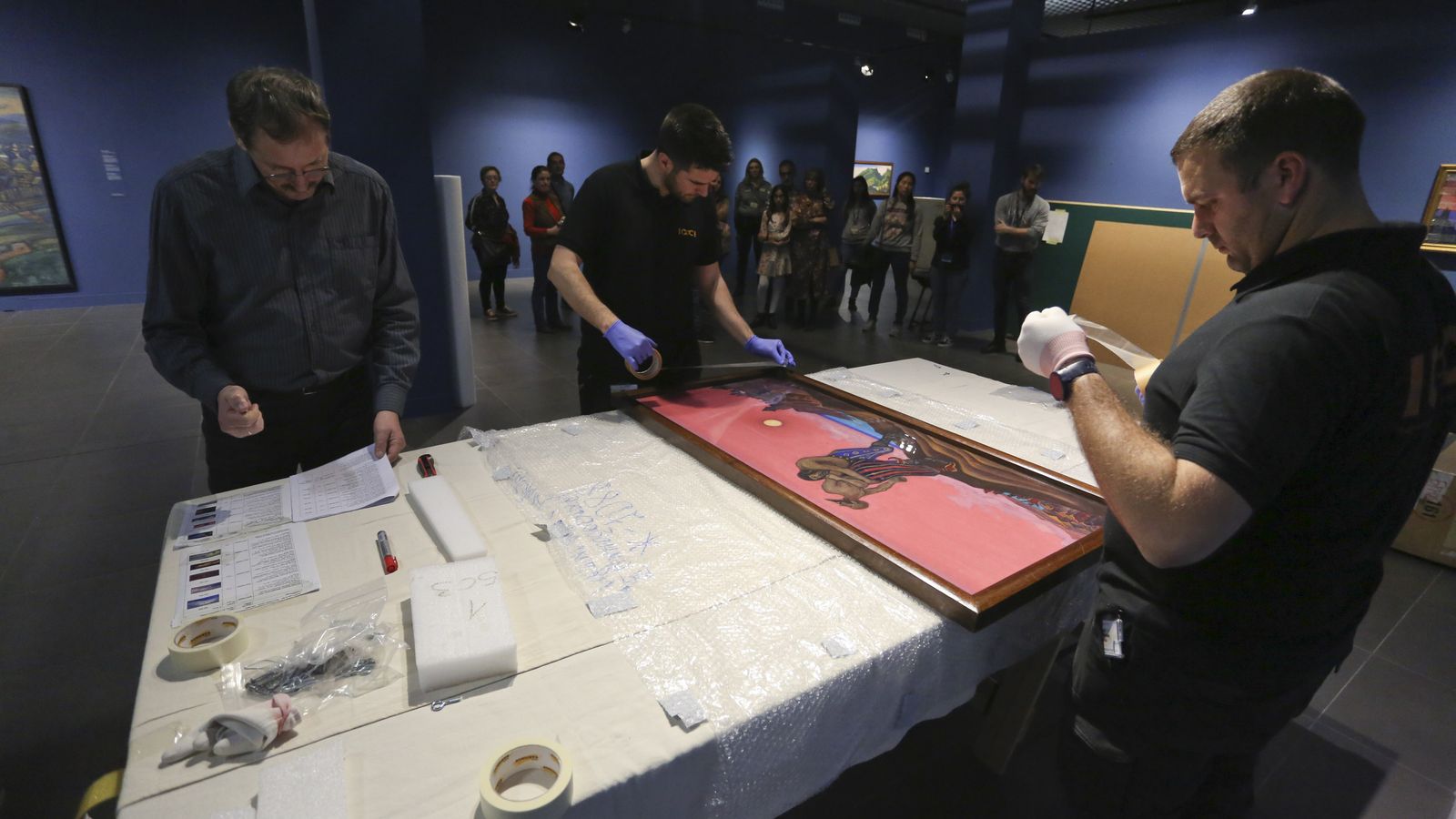 Evaluación y embalaje de una de las obras de Nikolái Roerich.