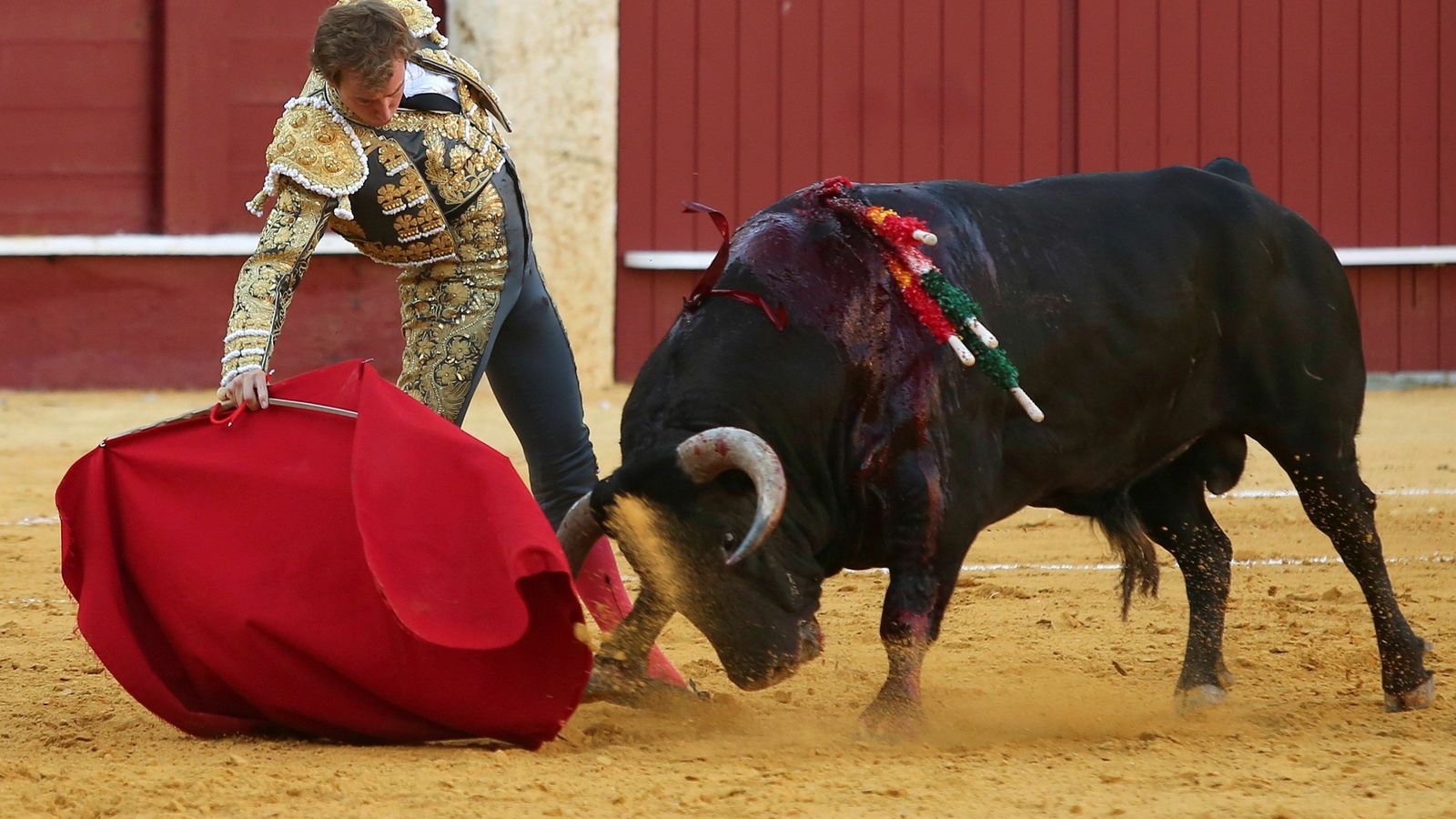 Román torea con la derecha a su primero