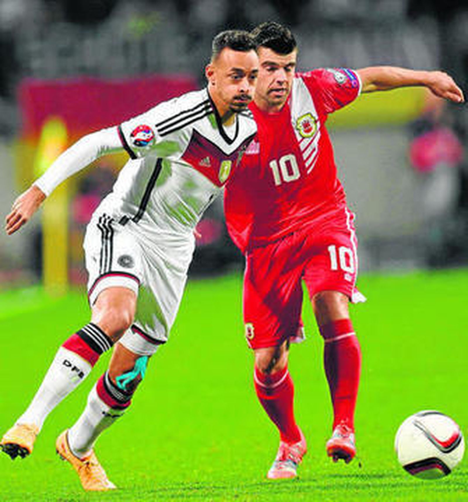 Lyan Walker pelea con Kruse durante el Alemania-Gibraltar de noviembre.