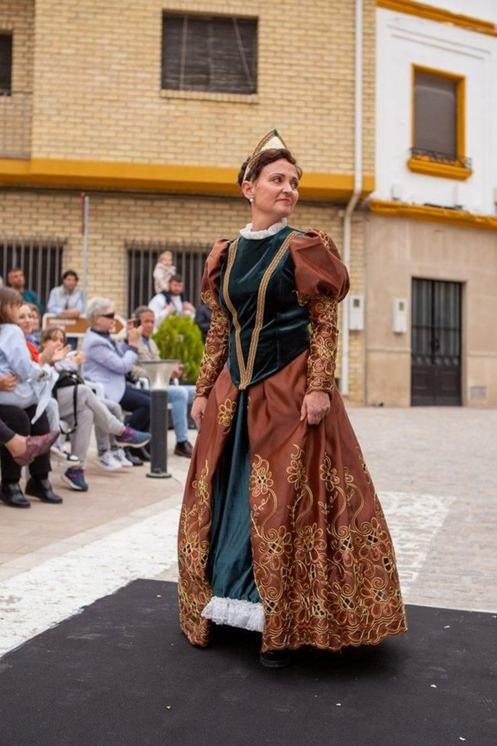Desfile de los trajes renacentistas confeccionados por mujeres de Cazalilla.