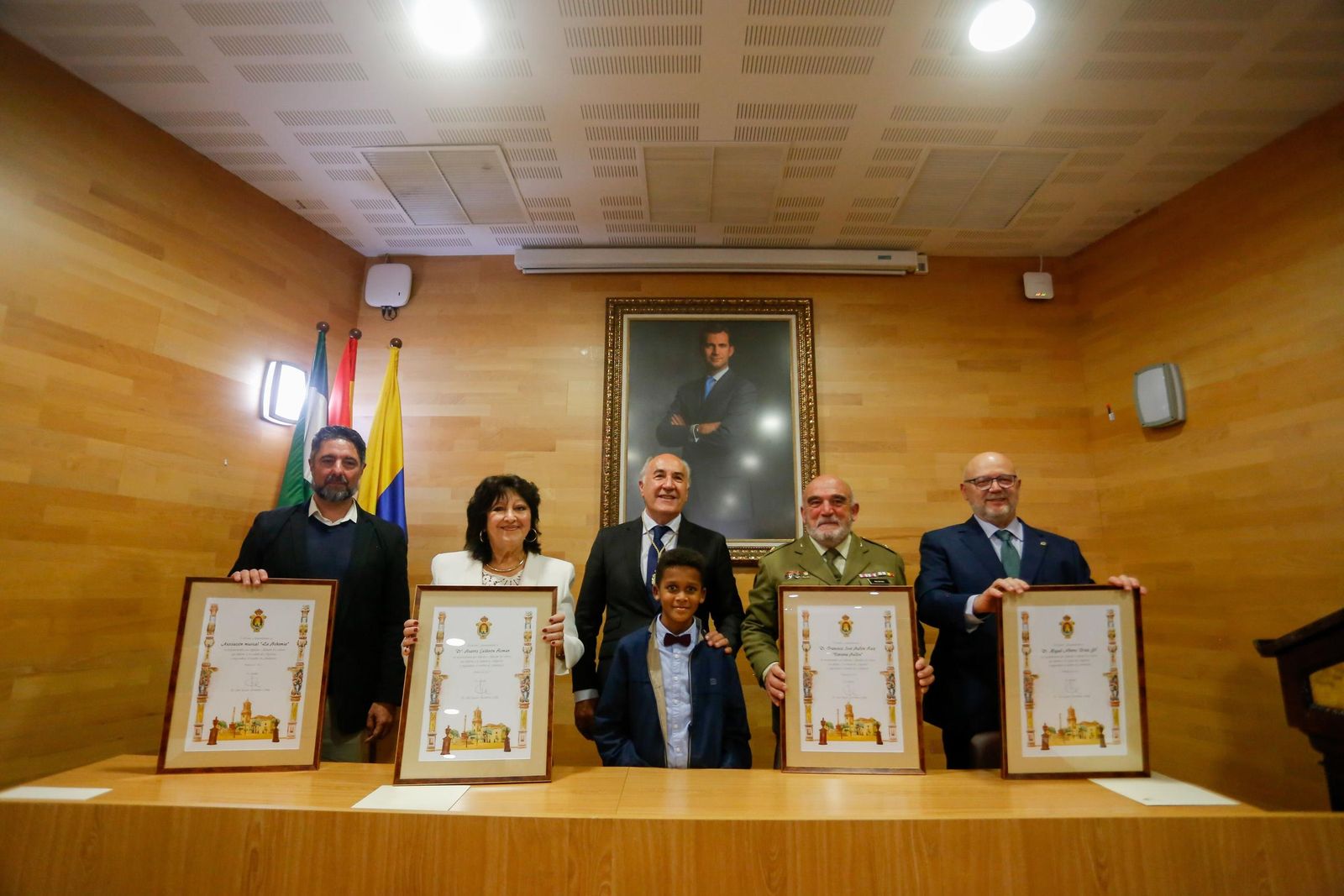 Los galardonados, junto al alcalde de Algeciras.