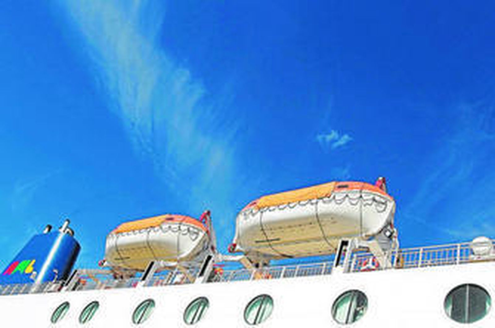 Detalle de los botes salvavidas del 'Diágoras' y el logotipo de la naviera en la chimenea.