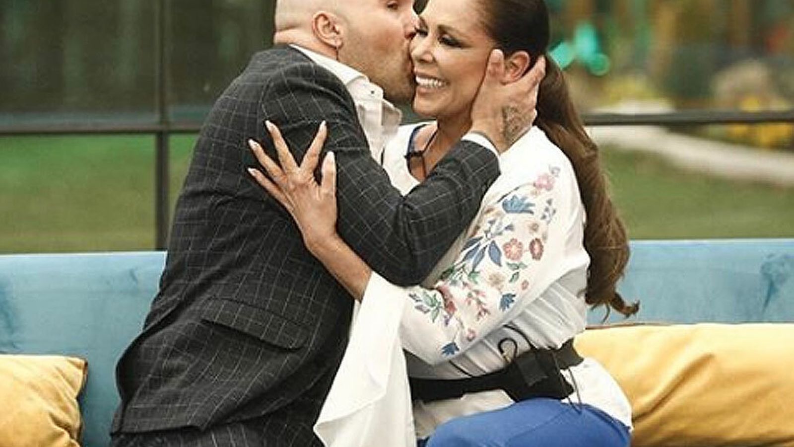 Kiko Rivera besa a su madre cuando fue a visitarle en 'Gh Dúo'.