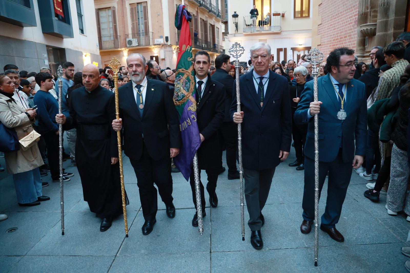 El vía crucis inaugura la cuaresma, en imágenes