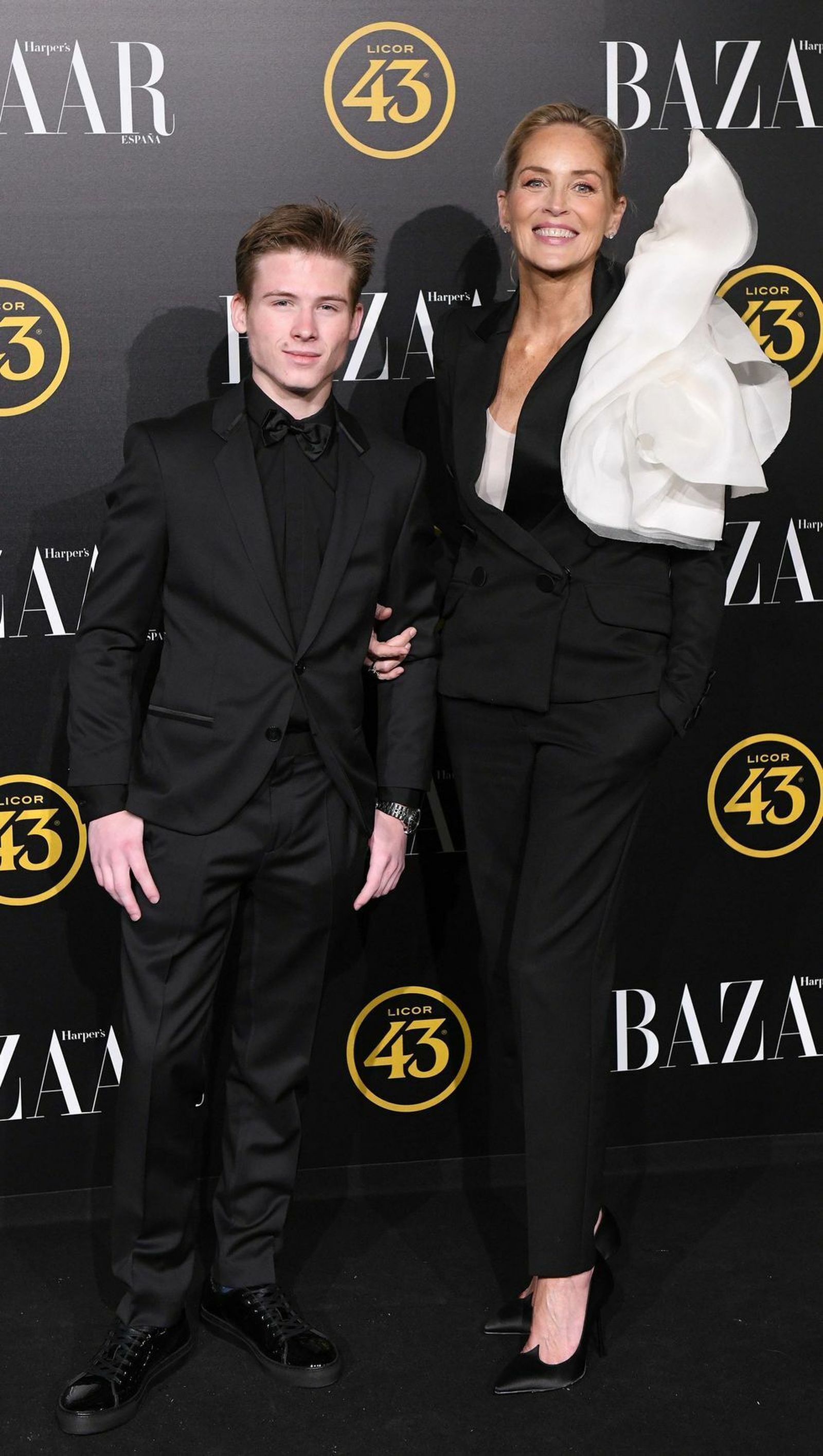 La actriz, del brazo de su hijo mayor,  Roan Joseph.