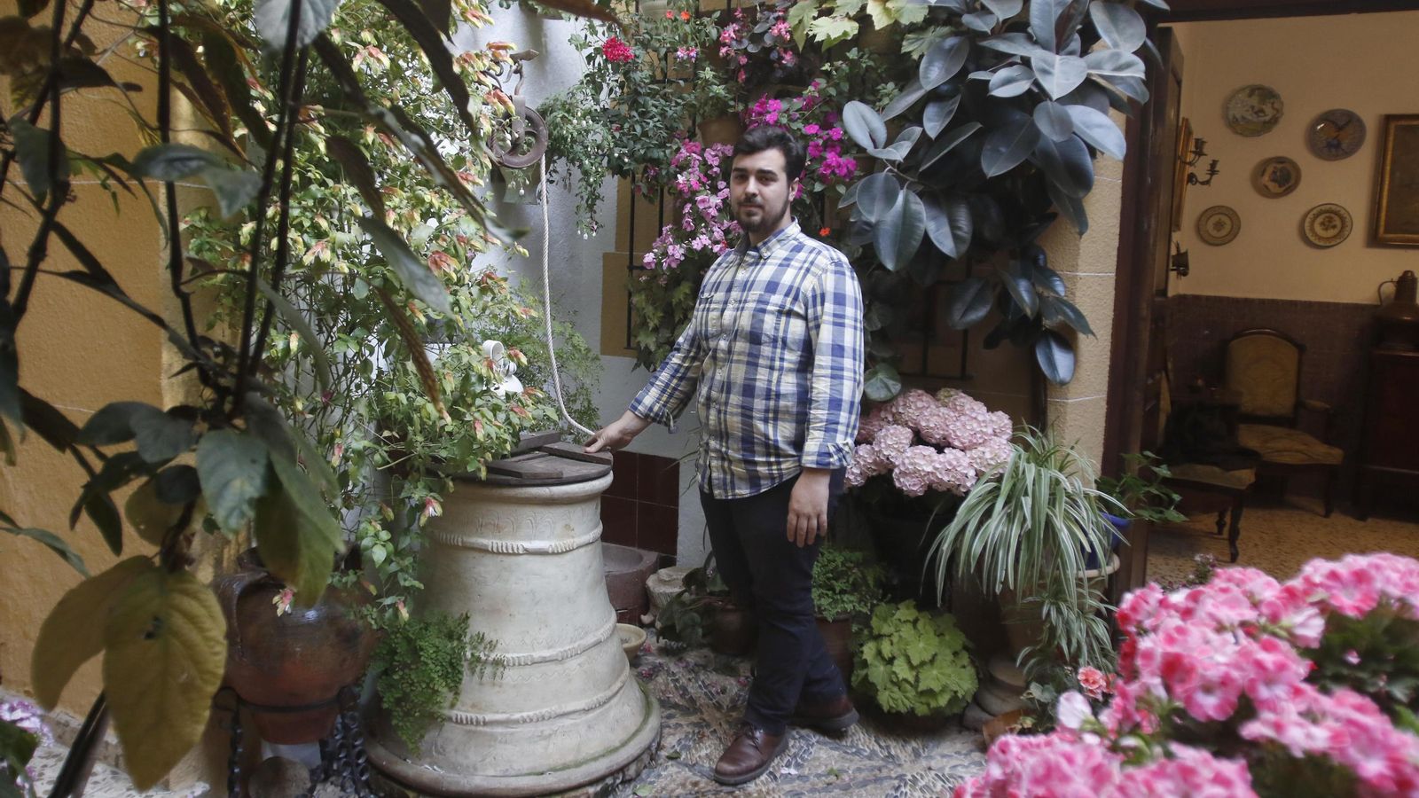 Santiago Hernández posa en su patio de Zarco, 13.