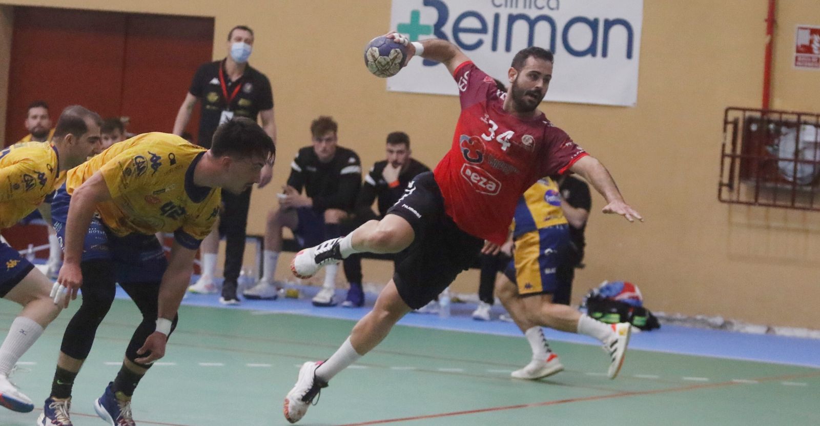 Jota Abad, jugador del Córdoba BM, lanza a portería tras superar a la defensa del Villa de Aranda.