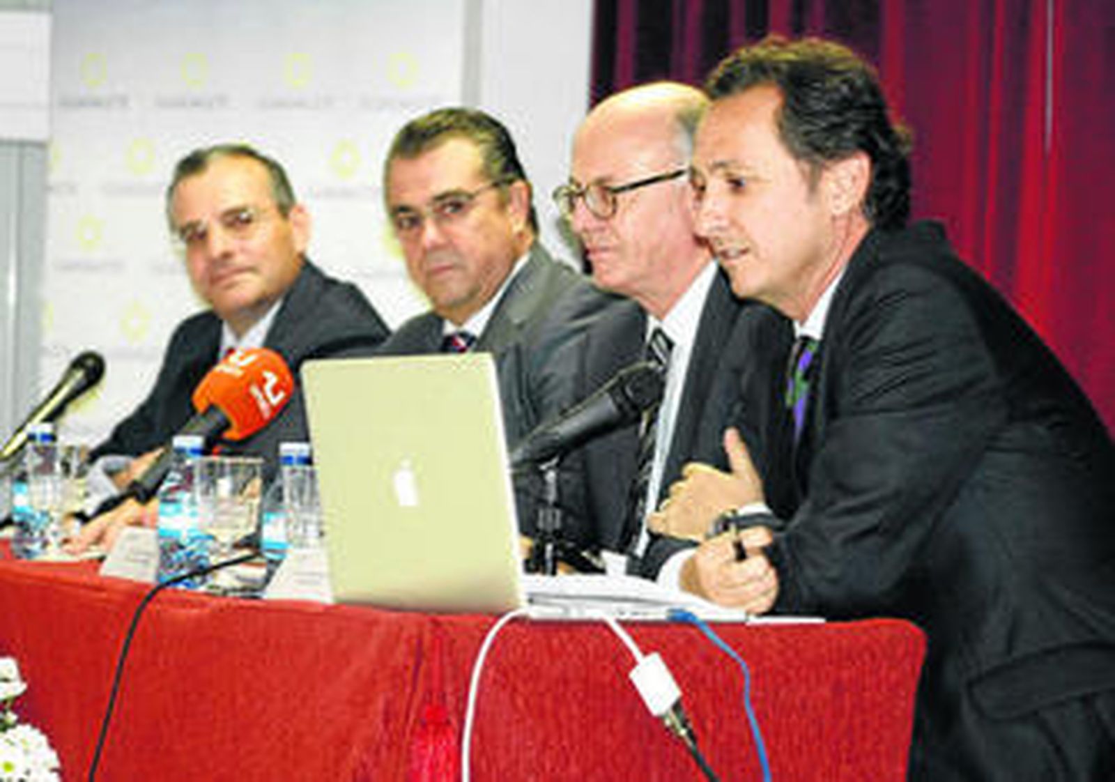 Benito Pérez Barbadillo, junto a representantes del Gruppo Attentis y el alcalde portuense.