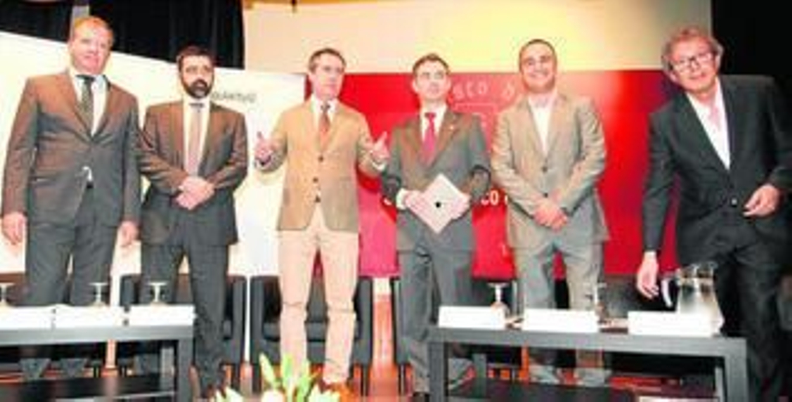 Adolfo Borrero, presidente de Smart City de Ametic y CEOE; José Ignacio Sánchez, director adjunto de Servicios Públicos Digitales de Red; Juan Espadas, alcalde de Sevilla; Luis Rey, embajador de Singularity University Sevilla, y Mario Cortés, delegado de Innovación y Nuevas Tecnologías del Ayuntamiento de Málaga; y Manuel Bellido, coordinador de la mesa redonda Andalucía Smart Region