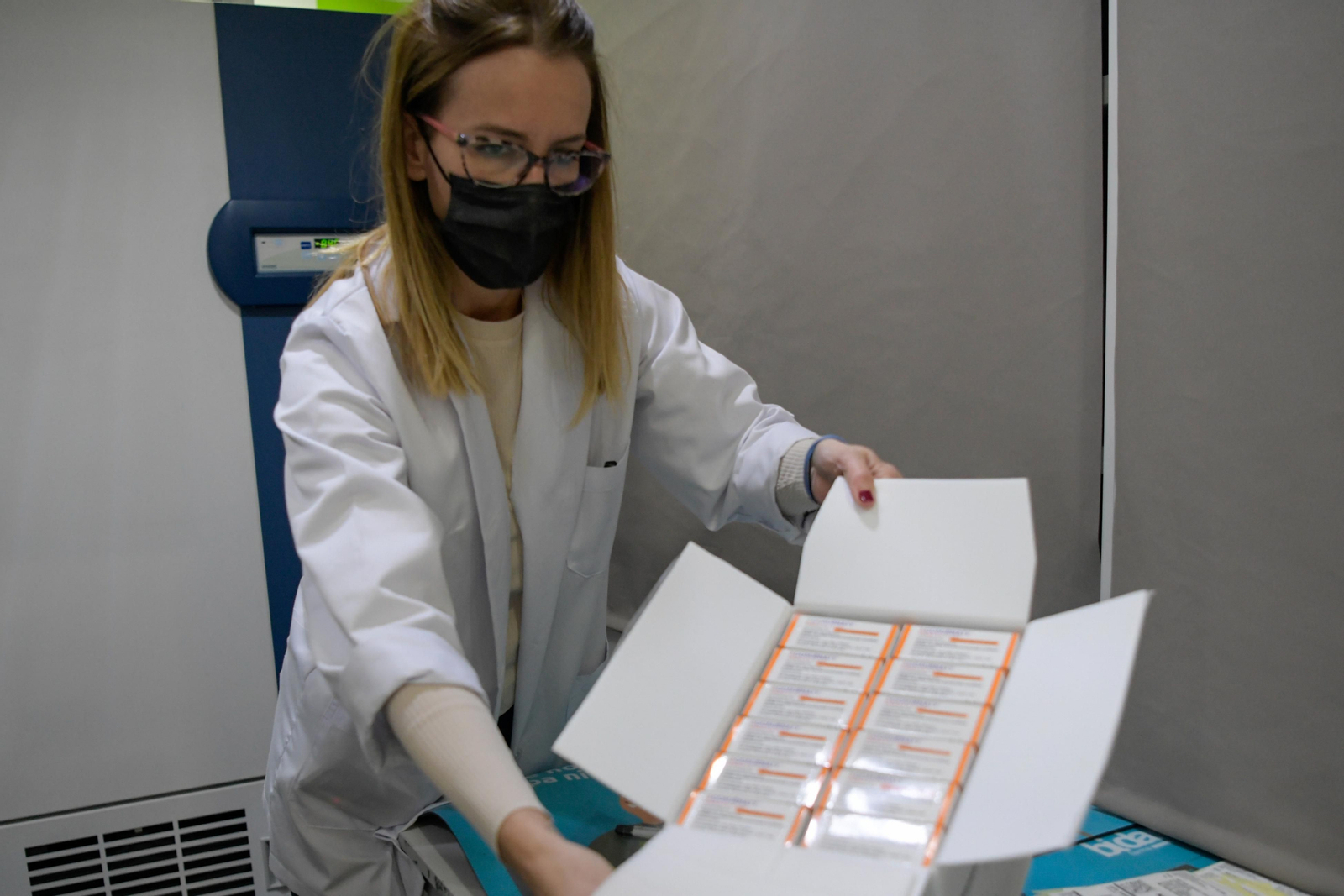 Una empleada de Bidafarma muestra las vacunas de Pfizer para niños.