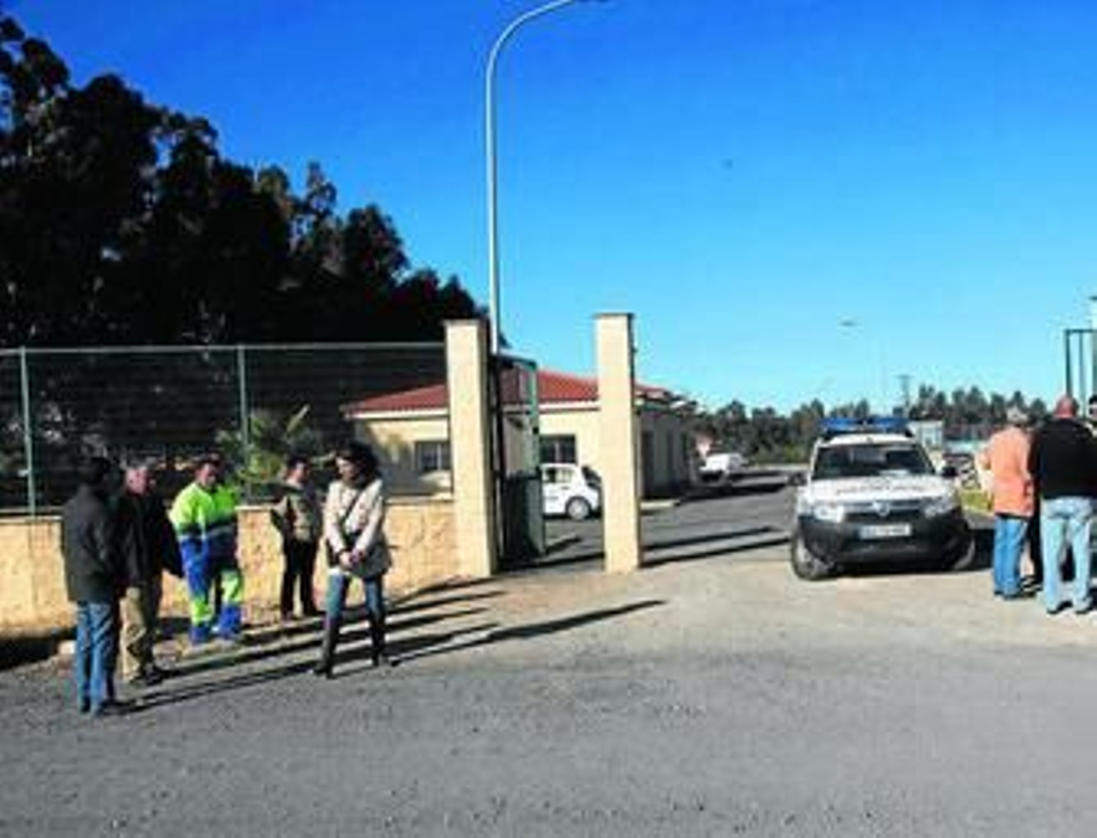 Técnicos de la empresa que hasta ahora gestionaba el agua y personal del Ayuntamiento, en las instalaciones.