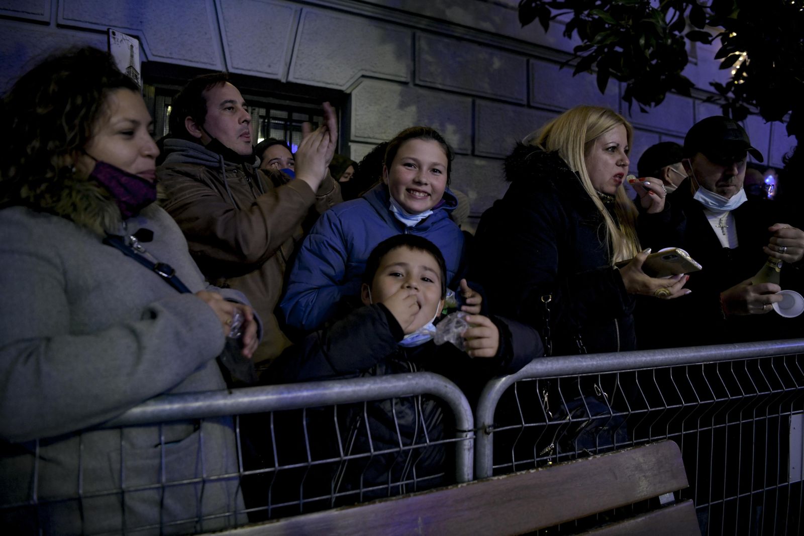 Así fue la Nochevieja 2021 en Granada, en imágenes: uvas en una Plaza del Carmen vallada y ambiente de fiesta en la calle