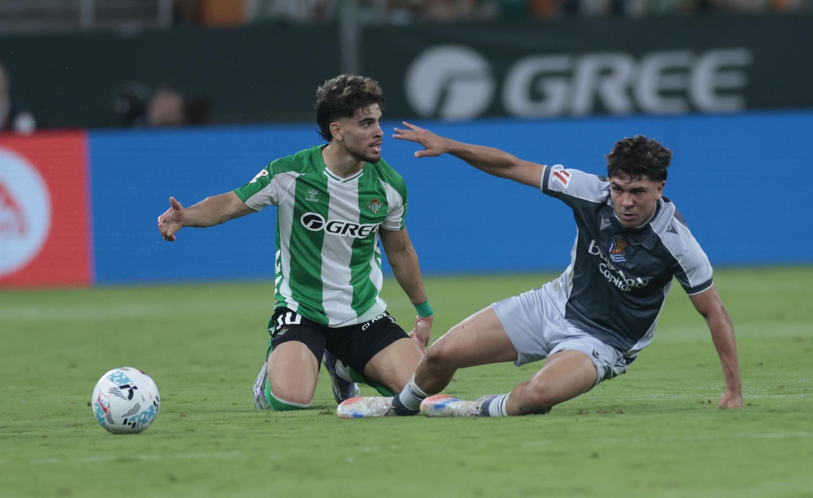 Abde es derribado por Aramburu en el arranque del partido.