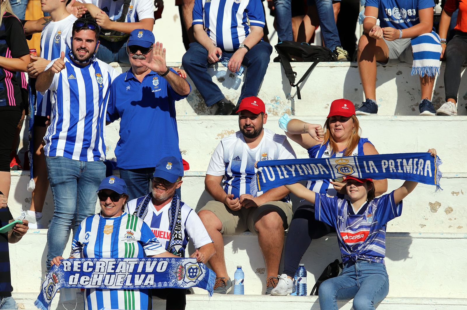 Imágenes de la afición más fiel del Recre en su visita al campo del Antoniano