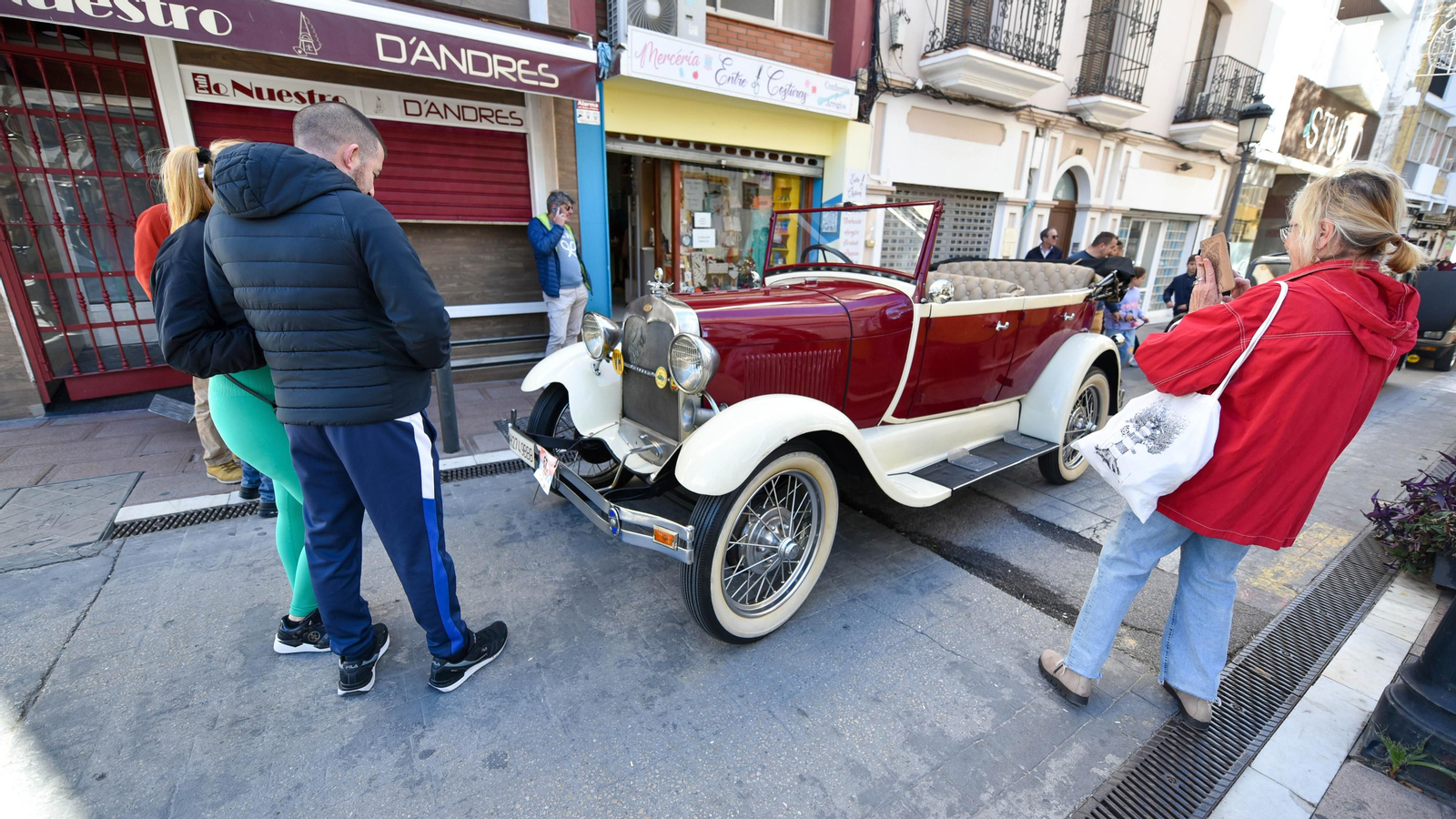La exhibición de coches de antiguos en el centro de La Línea, en imágenes