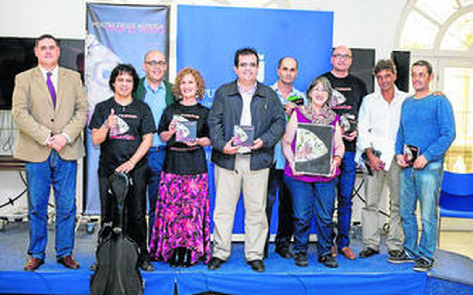 El diputado Antonio Jesús Rodríguez junto a Sensi Falán, Pepe Criado, Javier Irigaray, Pilar Quirosa, Francisco Alonso, Chochi Duré y Domingo Fernández.