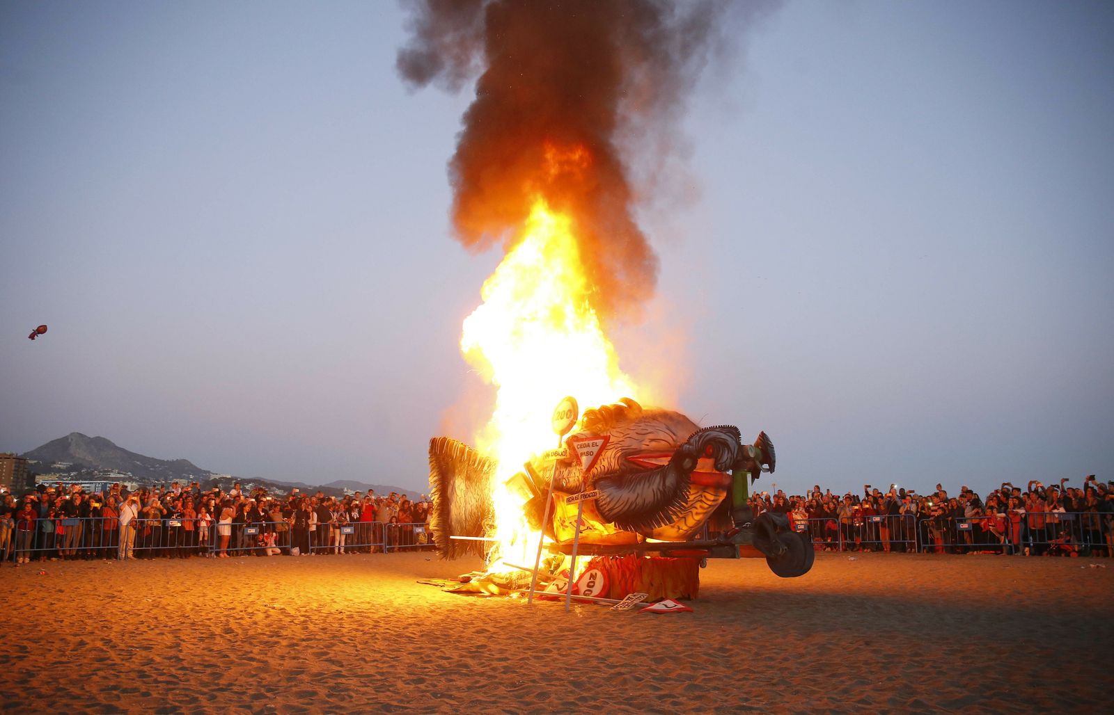 El Boquerón arde en la playa de La Malagueta.