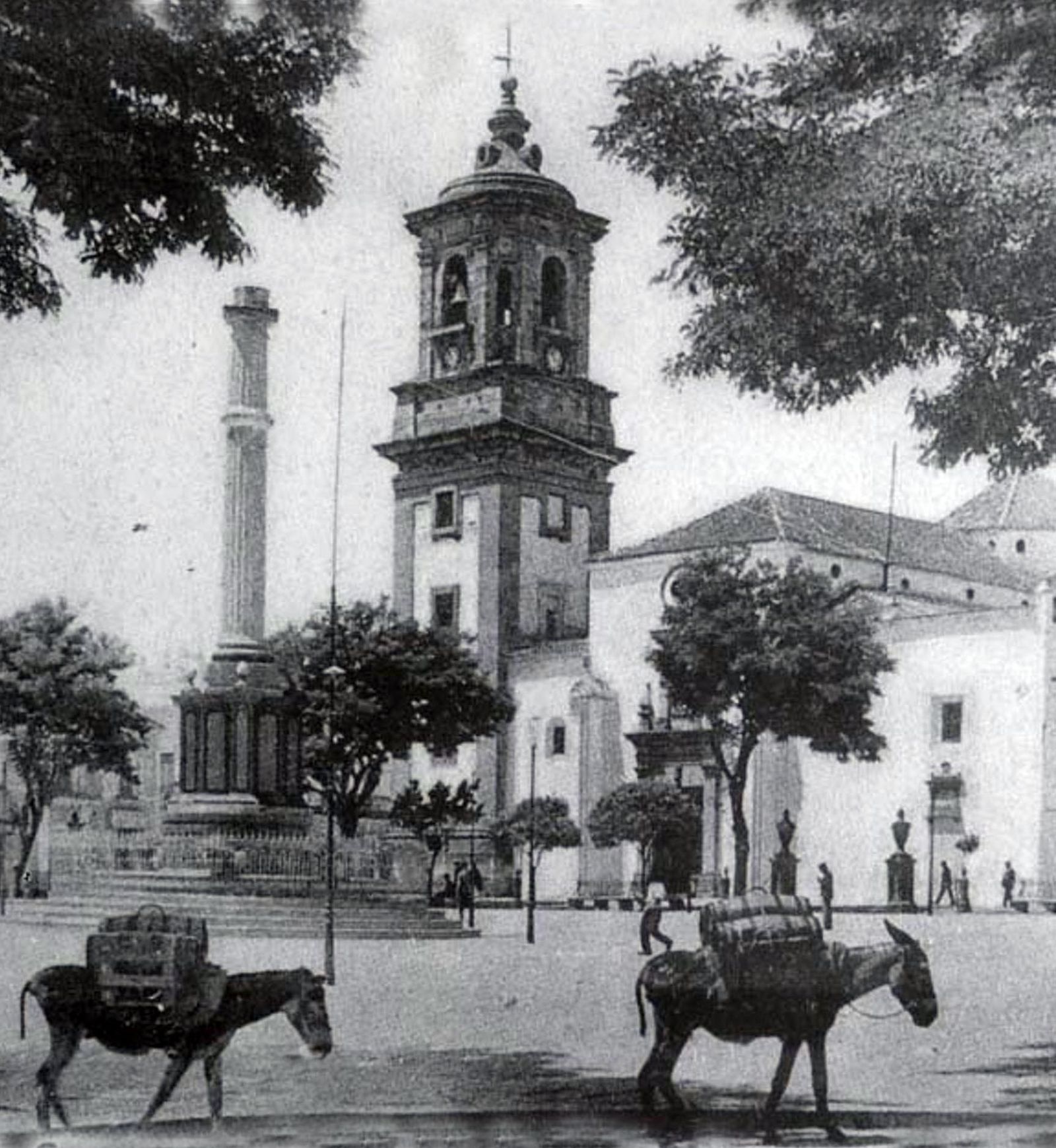 Los recaderos aguardaban al pie del obeslico de la Plaza Alta para ser requeridos