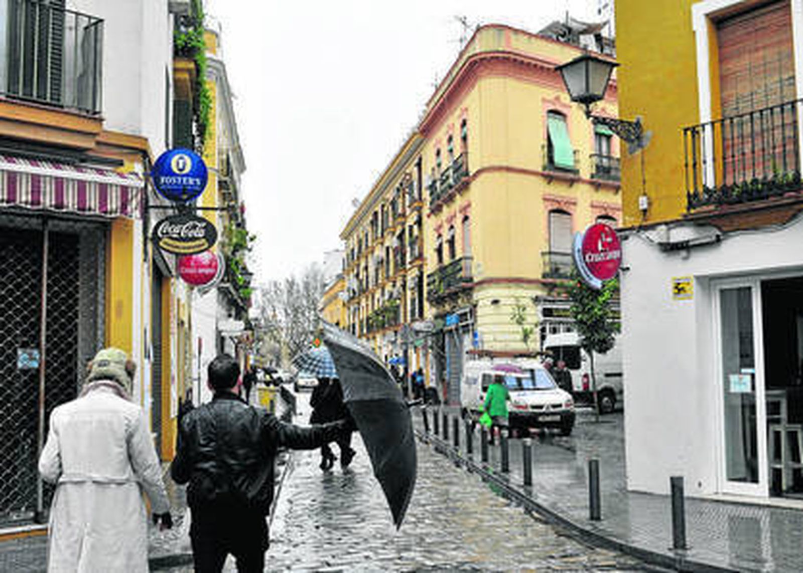 Varios transeúntes en la calle Peris Mencheta.