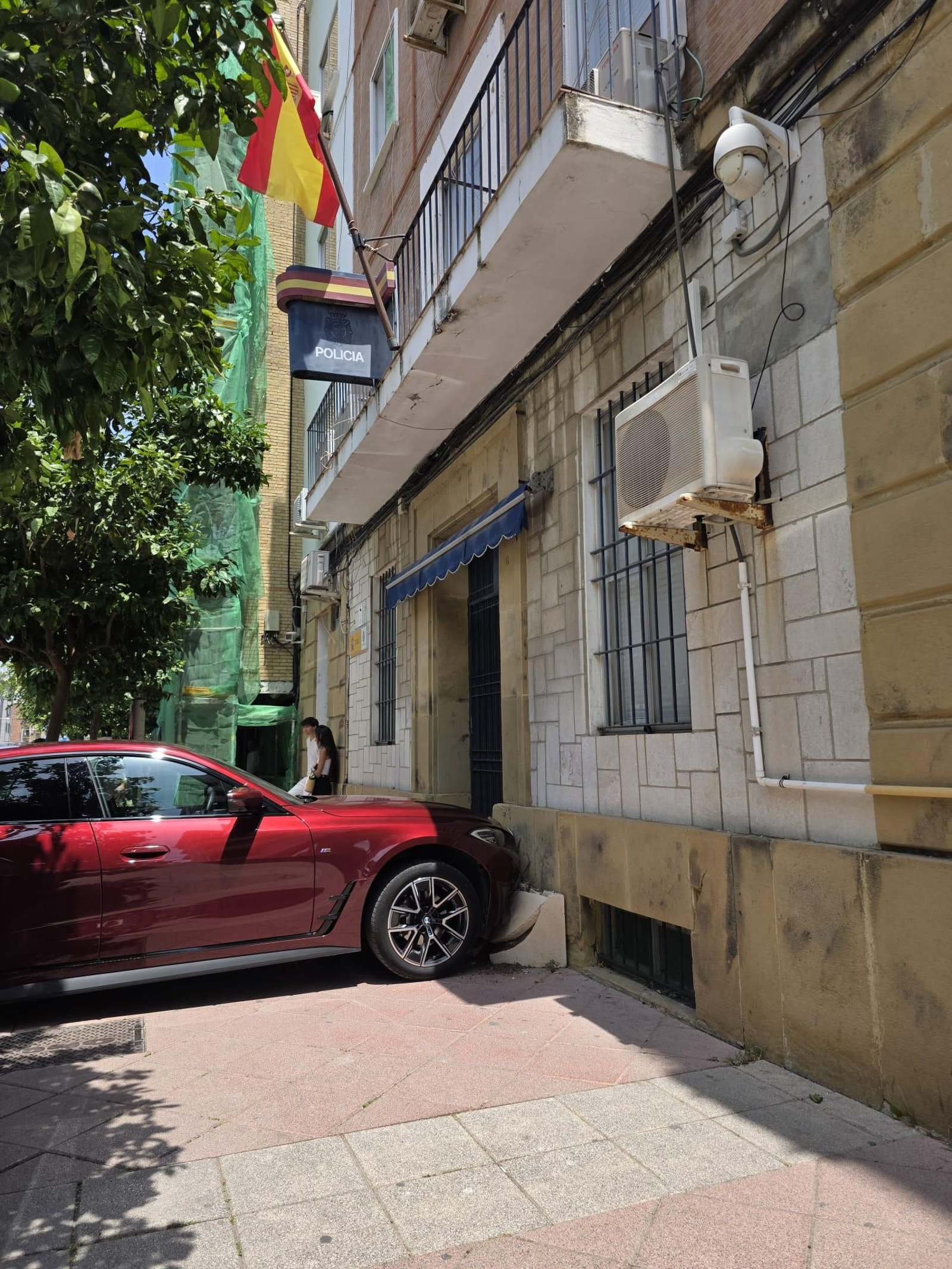 Un coche se empotra contra la comisaría de la Policía Nacional en el centro de Algeciras sin causar heridos. Un coche se empotra contra la comisaría de la Policía Nacional en el centro de Algeciras sin causar heridos.