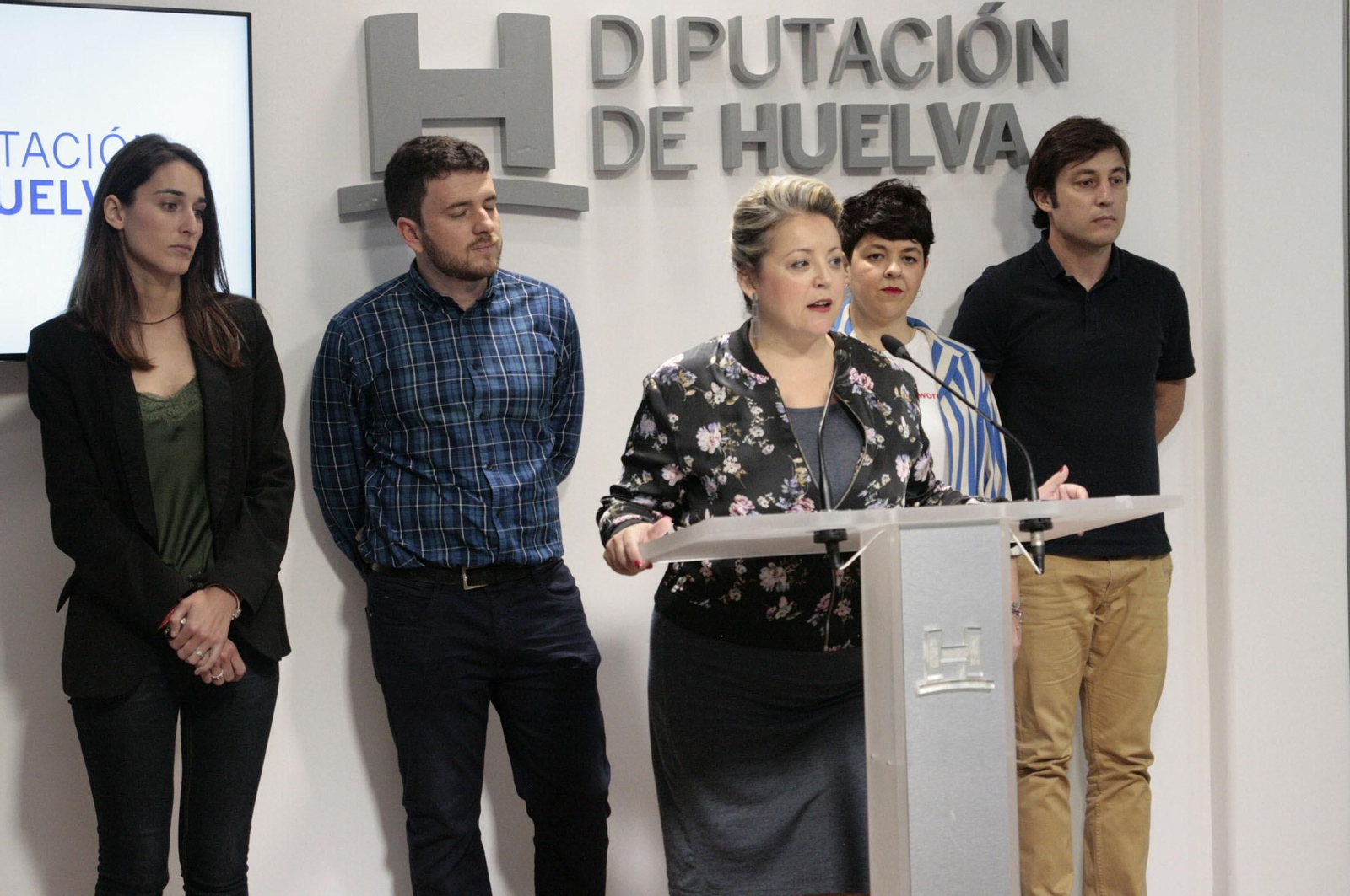 La diputada de Cultura, Lourdes Garrido, habla en el acto de ayer ante los dos agraciados con las becas y dos miembros del jurado.