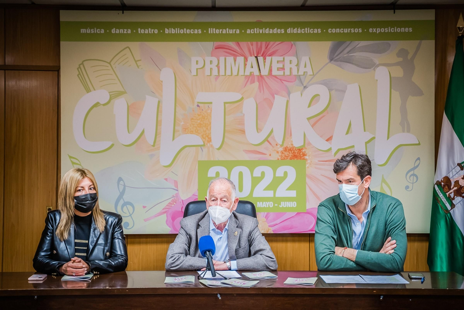 El alcalde, Gabriel Amat acompañado de Juanjo Salvador y Mayte Fernández, presentando  la programación cultural de primavera en Roquetas de Mar.