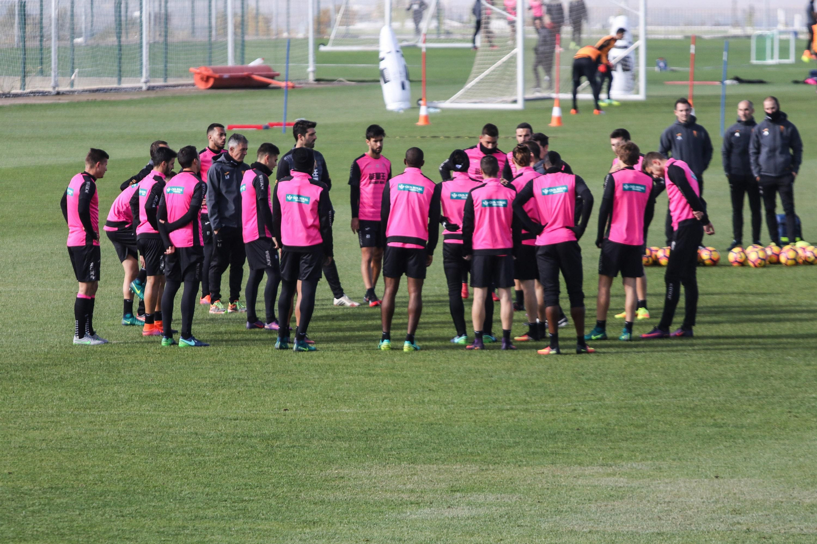 La plantilla del Granada recibe indicaciones del entrenador rojiblanco, Lucas Alcaraz, antes de comenzar la sesión preparatoria de ayer.