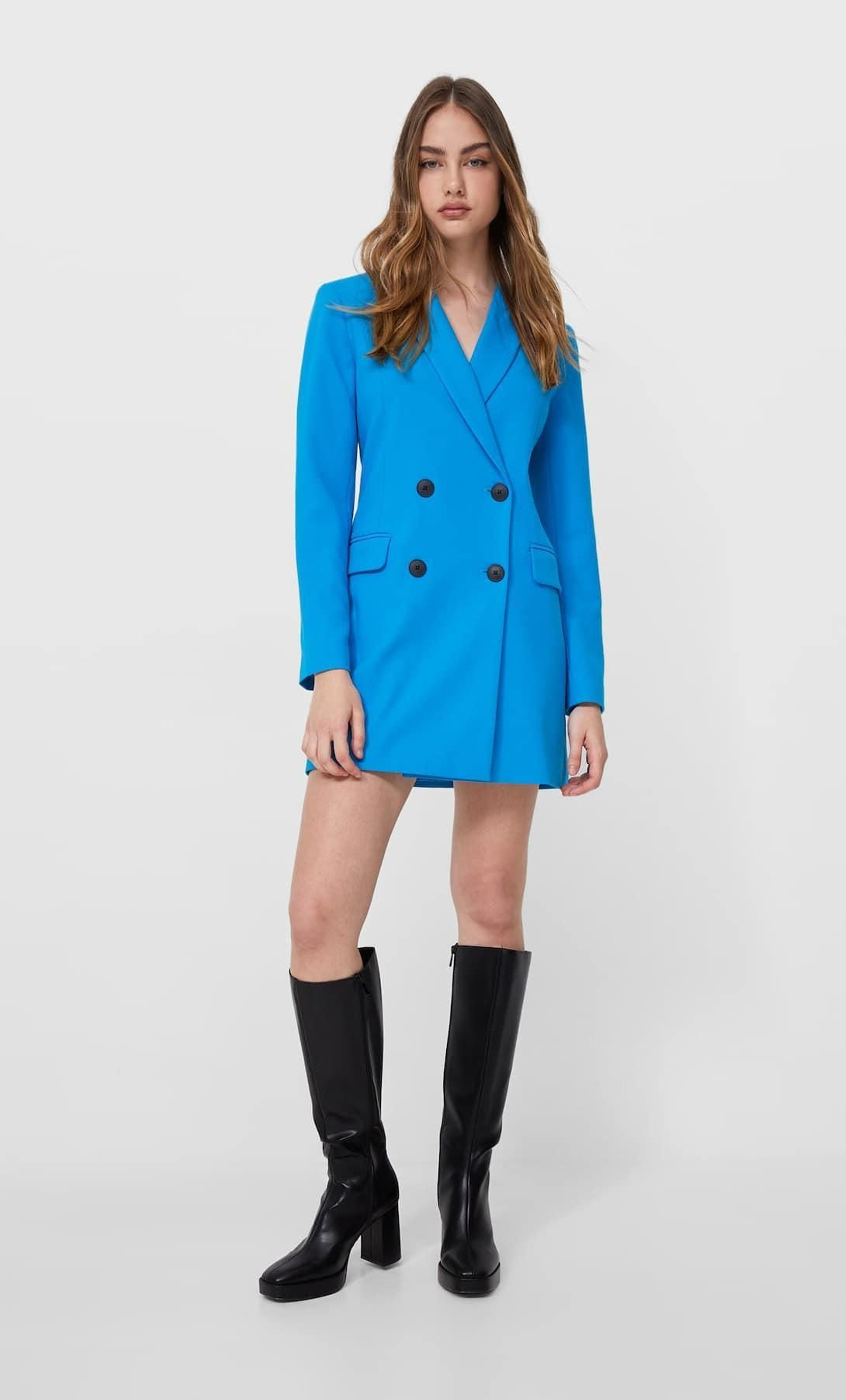 Americana vestido de Stradivarius en color azulina.