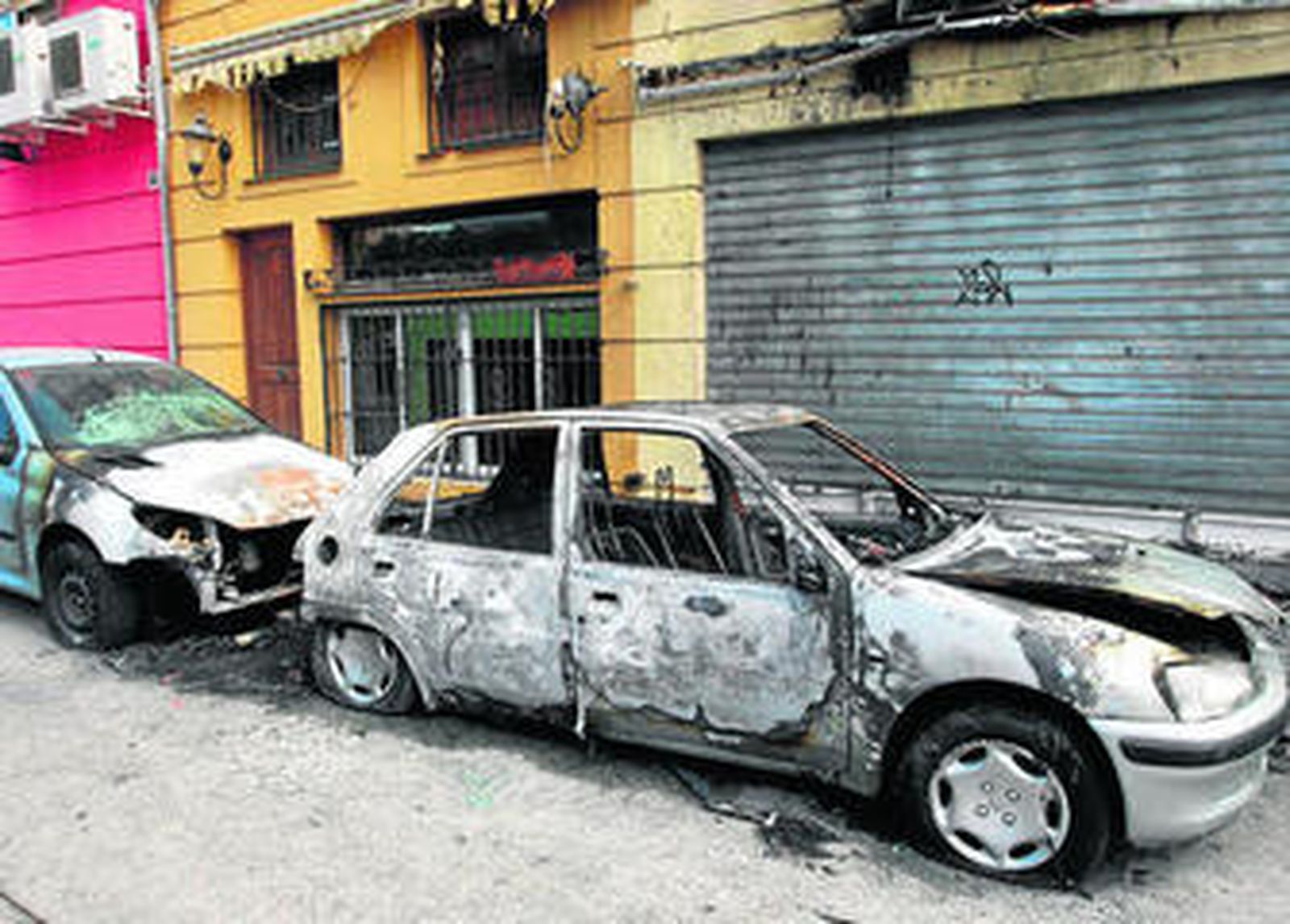 Instantánea de cómo quedaron dos de los vehículos siniestrados.
