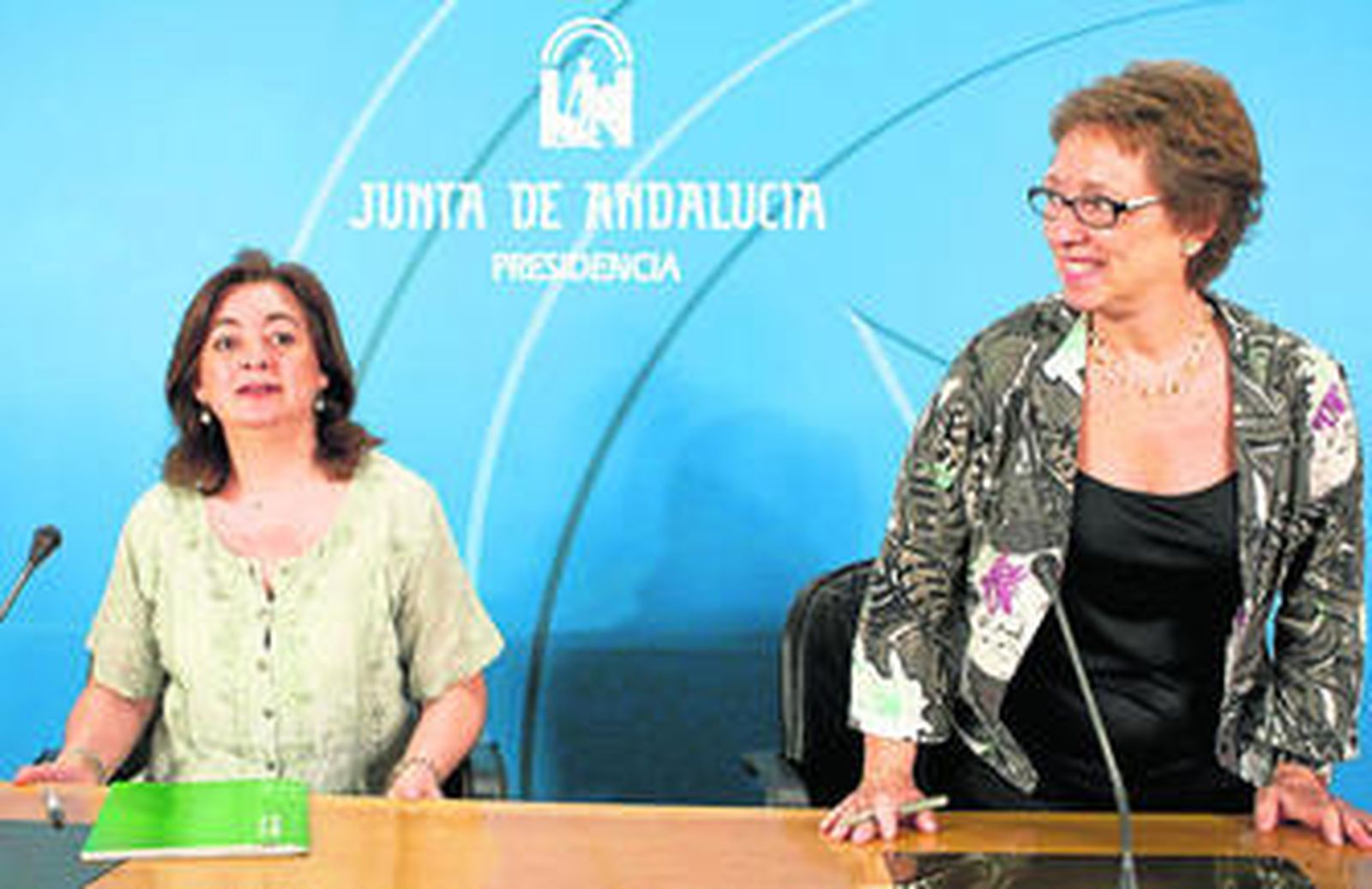 La consejera de Presidencia, Mar Moreno, sentada junto a la de Hacienda, Carmen Martínez Aguayo, ayer en una conferencia de prensa.