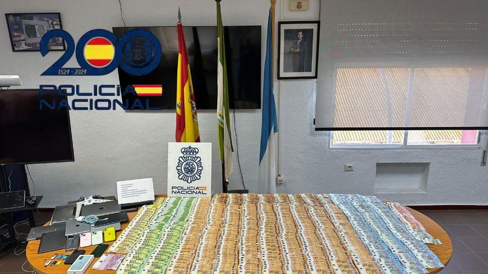 Dinero y dispositivos electrónicos incautados a los detenidos del grupo Diviértete